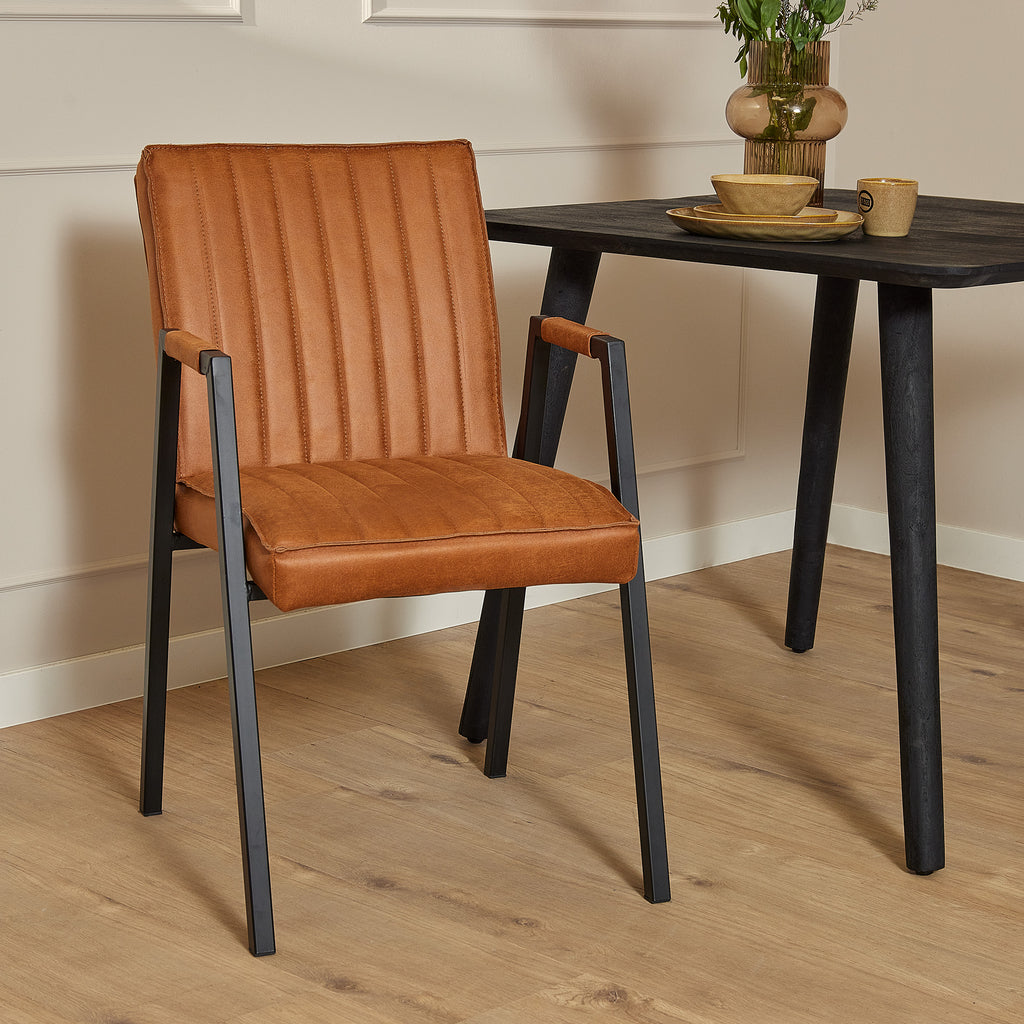 Stuhl Molly Cognac mit Armlehne – Esszimmerstuhl im Industrial Design aus Eco-Leder & schwarzem Metallgestell
