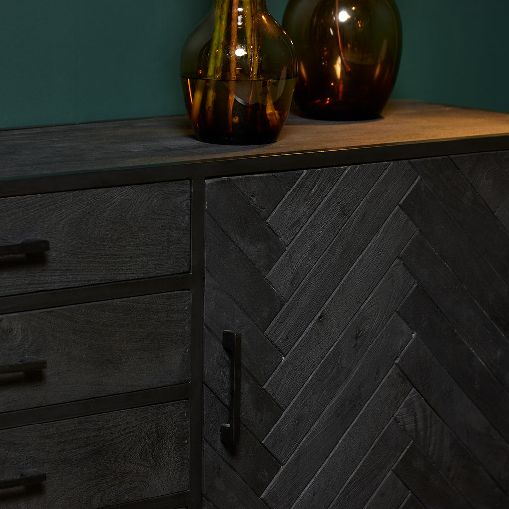 Sideboard Sydney Schwarz – Kommode aus Mangoholz mit Fischgrätmuster, Metallrahmen, 2 Türen & 4 Schubladen, 210 x 45 x 75 cm