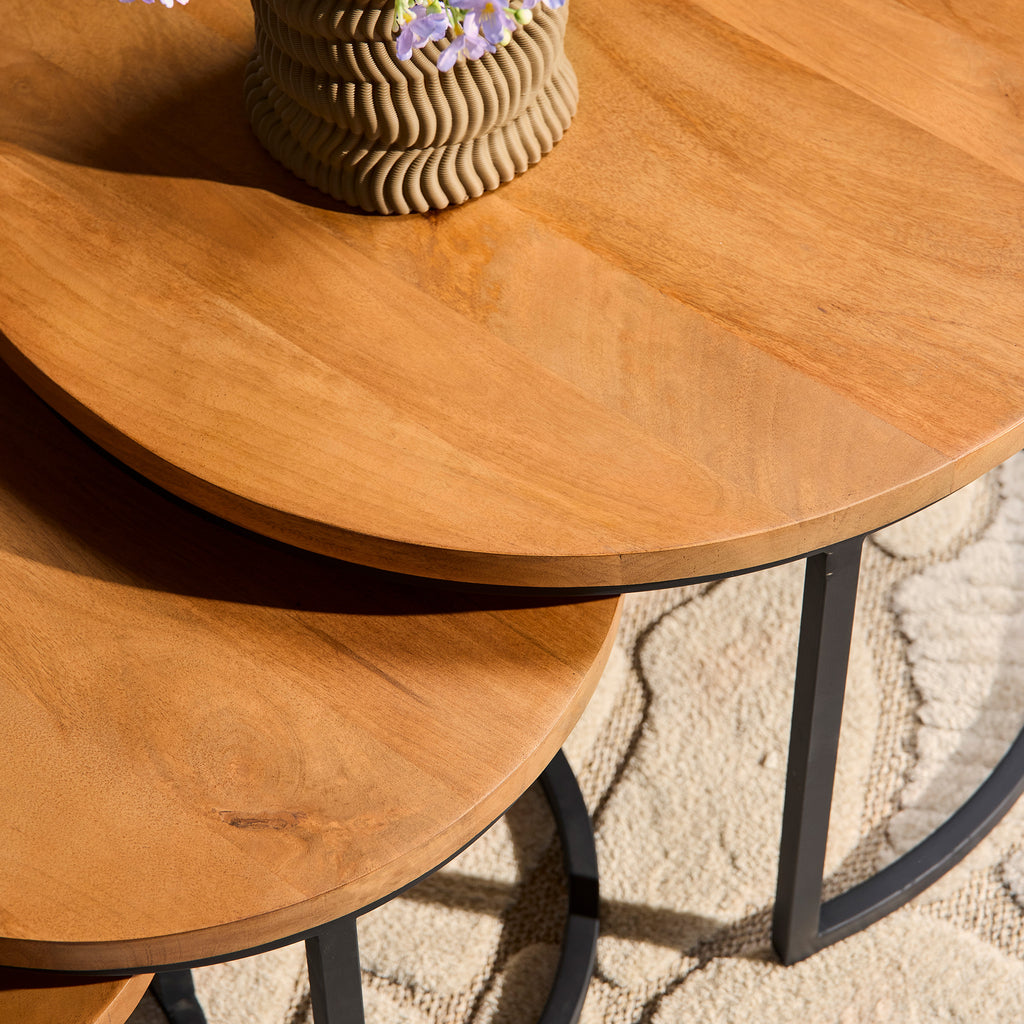 Couchtisch-Set Delta Natur – 3 runde Tische aus Mangoholz & schwarzem Stahlrahmen, Ø70/50/35 cm, Höhe 45/38/31 cm