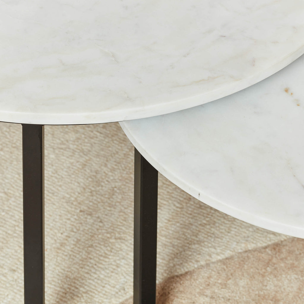 Couchtisch Ovan 2er-Set – Weißer Marmor & Schwarzes Metallgestell, ineinander schiebbar 70x70x40 cm / 50x50x35 cm