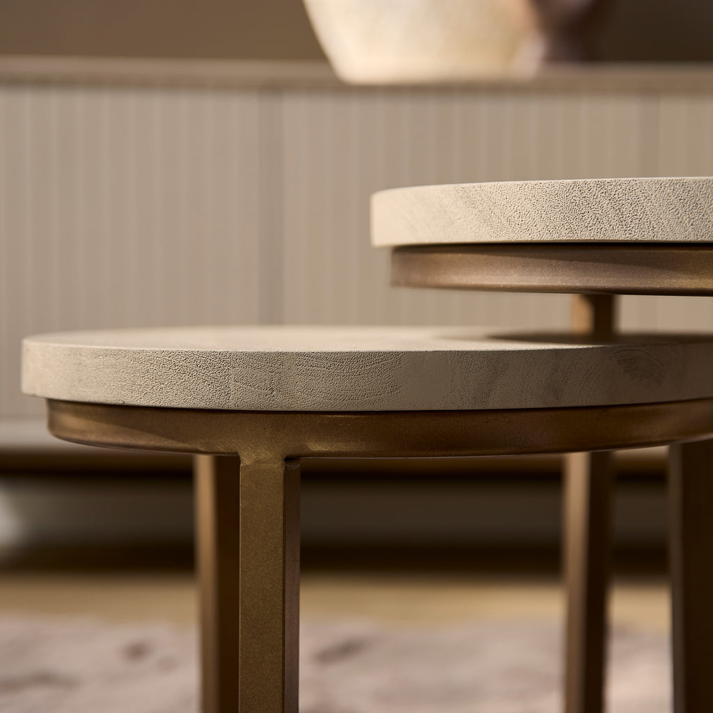 CouchtischMandy Sand – 3er-Set runde Tische aus Mangoholz & Metall, Natur/Bronze, 70/50/35 cm