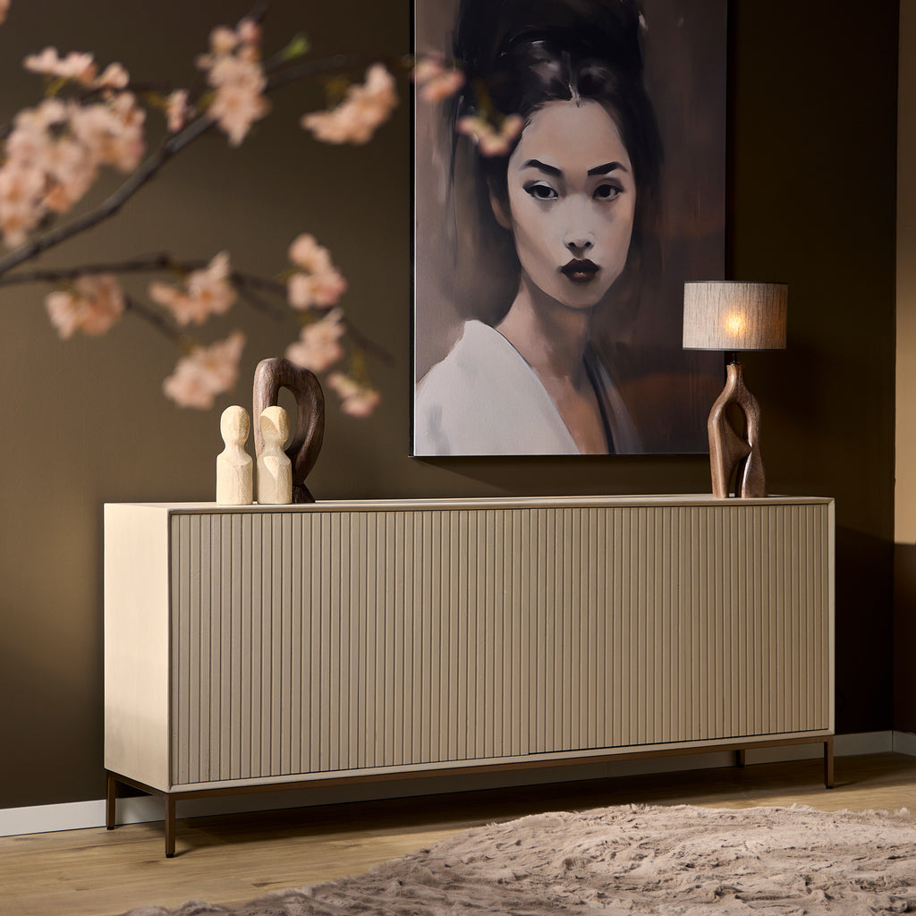Sideboard Mandy Sand – Design-Kommode aus Mangoholz mit vertikalem Lattenmuster & bronzefarbenem Metallgestell, 210 x 45 x 85 cm
