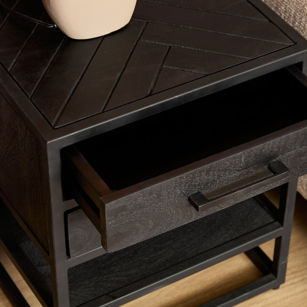 Nachttisch Sydney Schwarz – Beistelltisch aus Mangoholz & Metall mit 2 Schubladen, Fischgrät-Muster & Ablage, 45×40×53 cm