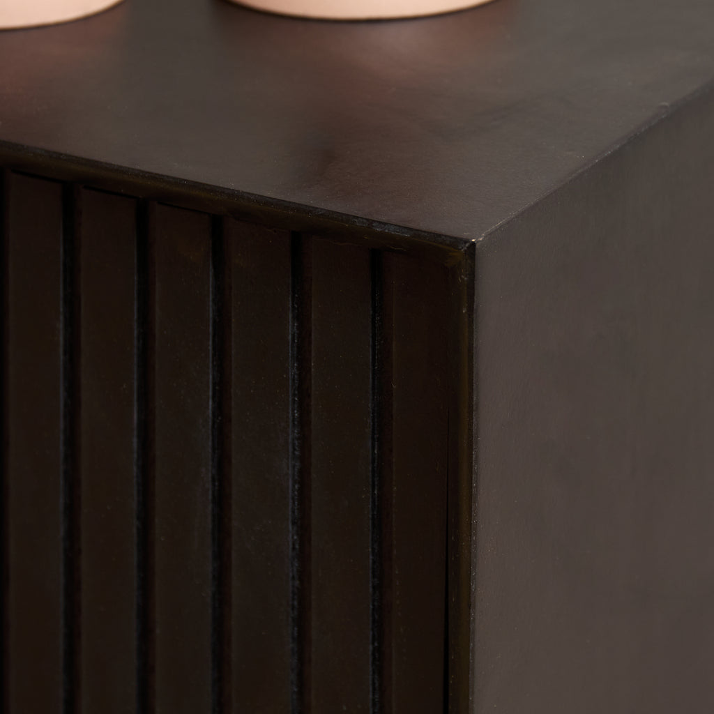 TV-Board Mandy Schwarz schwebend – 120×35×30 cm, Mangoholz mit vertikalem Lattenmuster & Push-to-Open