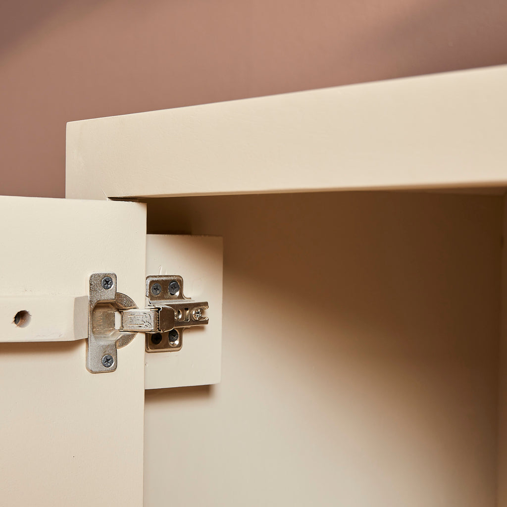 Sideboard Bali Sand – Dressoir aus Mangoholz mit Push-to-Open-Türen, 150 x 45 x 80 cm