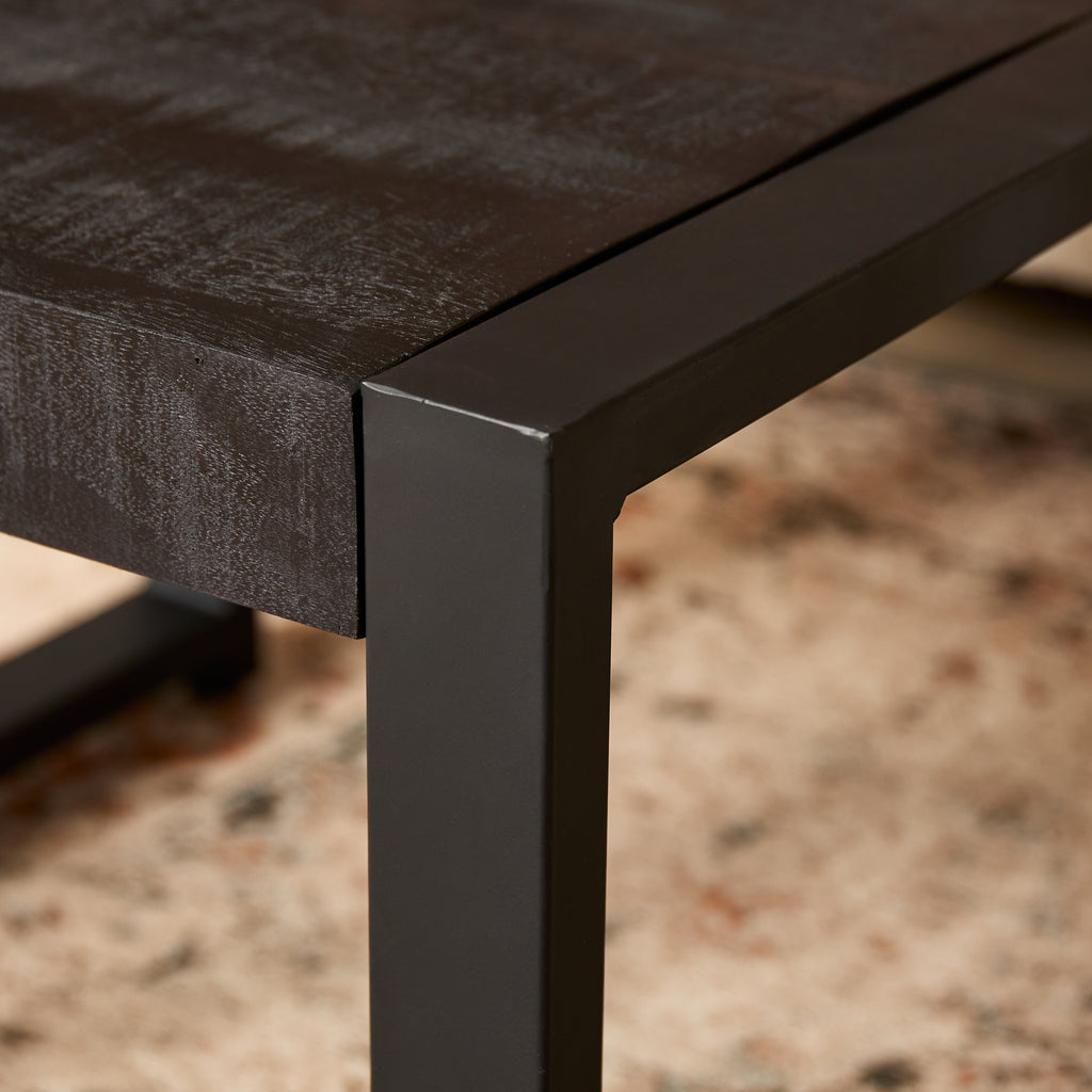 Beistelltisch Bori Schwarz 60x60x45 cm – moderner Couchtisch aus Mangoholz & Metall