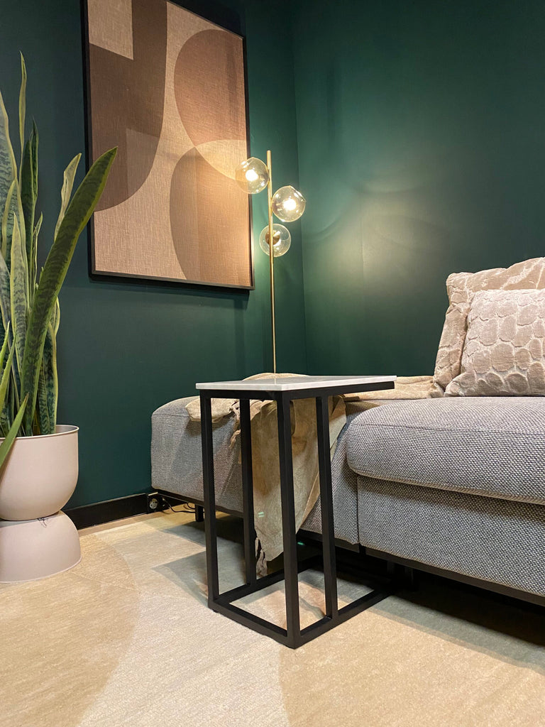 Beistelltisch Ovan mit Marmorplatte – Weißer Marmor & schwarzes Metallgestell, 40 x 30 x 54 cm, edler Akzent & praktischer Helfer