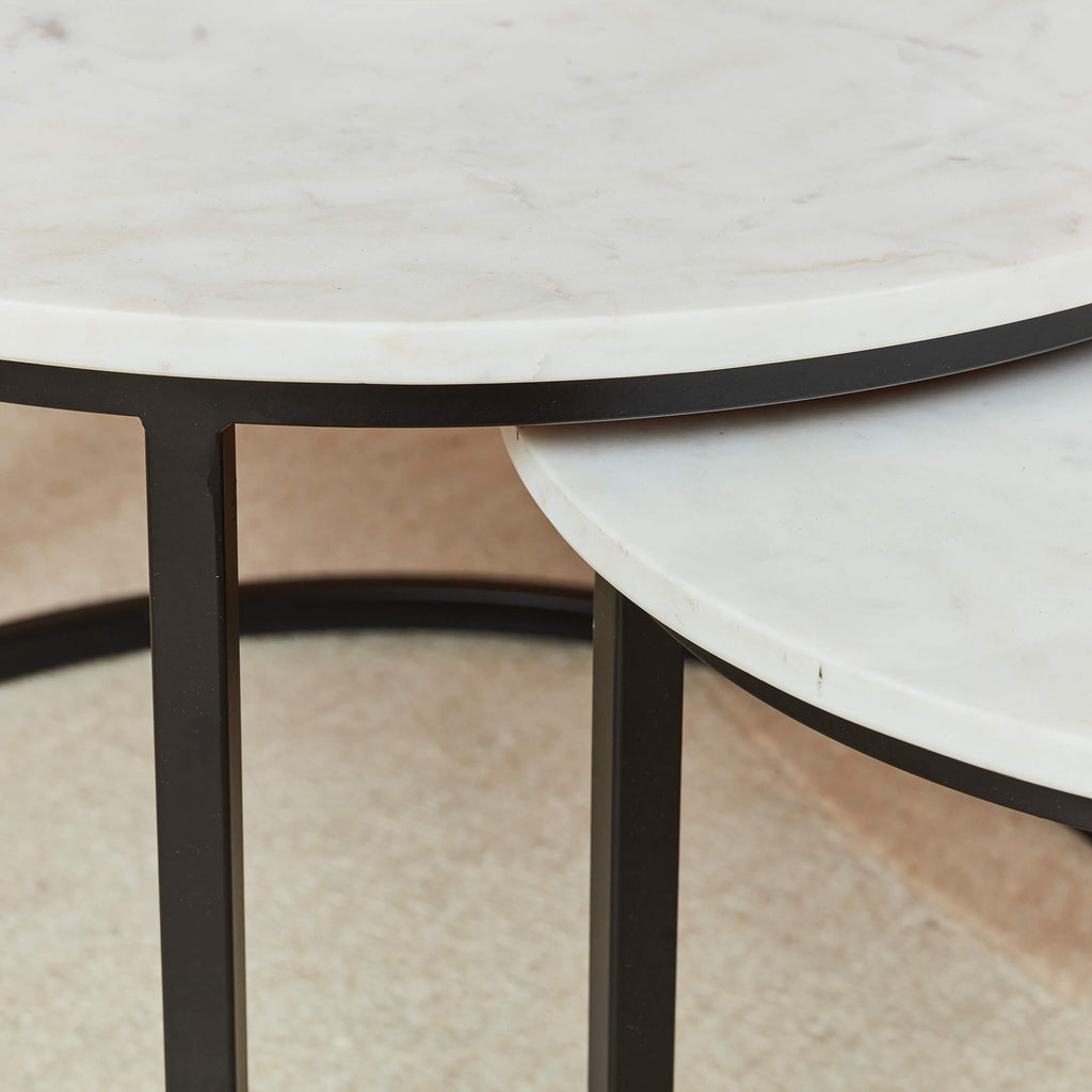 Couchtisch Ovan 2er-Set – Weißer Marmor & Schwarzes Metallgestell, ineinander schiebbar 70x70x40 cm / 50x50x35 cm