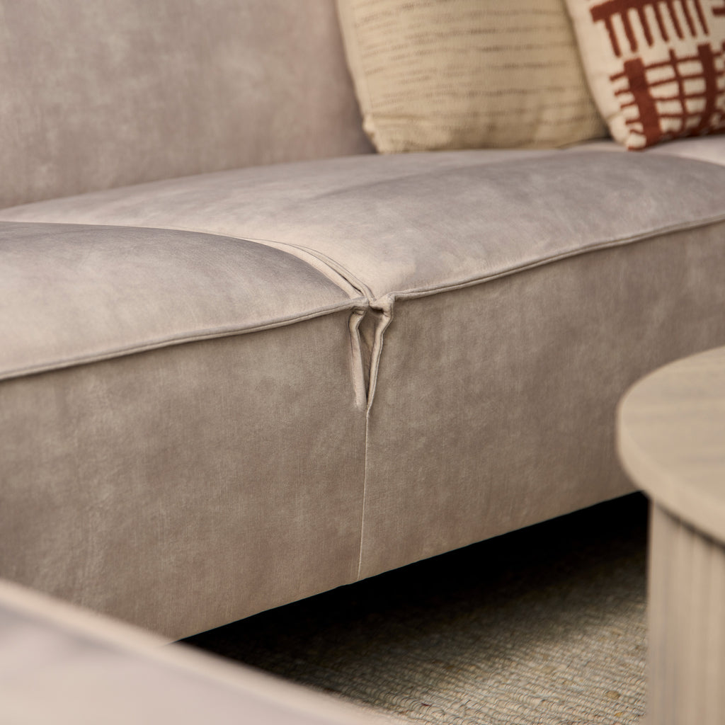 Sofa Famous&Glamor – moderne Eckcouch mit Lounge links & Ottomane rechts, 2,5-Sitzer in Samt Hellbeige von MeinLieblingsplatz