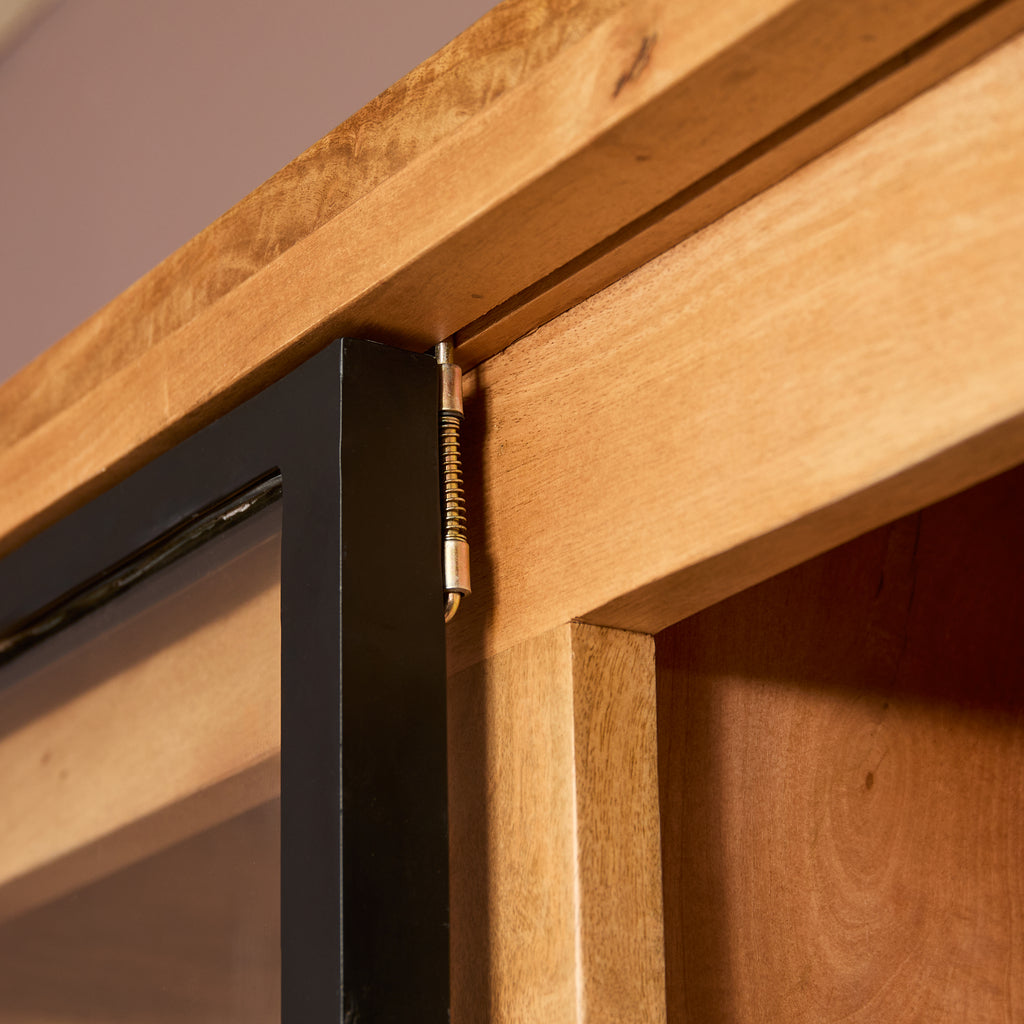 Vitrinenschrank Nizza 120x45x220 cm – Mangoholz mit schwarzen Metalltüren & modernen Holzeinlagen