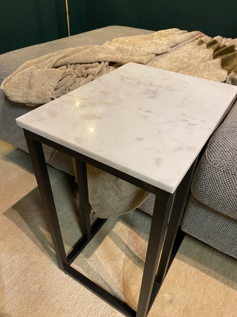 Beistelltisch Ovan mit Marmorplatte – Weißer Marmor & schwarzes Metallgestell, 40 x 30 x 54 cm, edler Akzent & praktischer Helfer