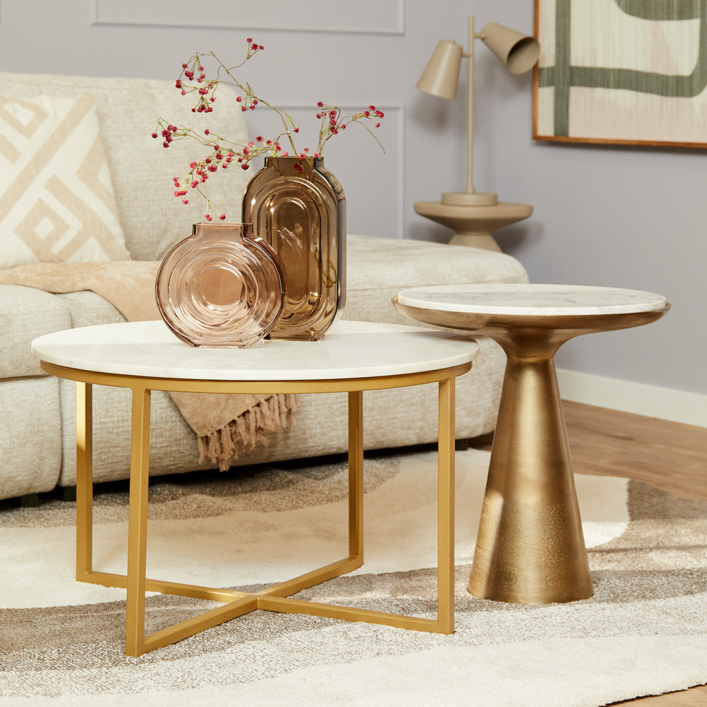 Beistelltisch Elyo – runder Couchtisch mit weißer Marmorplatte & goldfarbenem Metallfuß, 45×45×50 cm