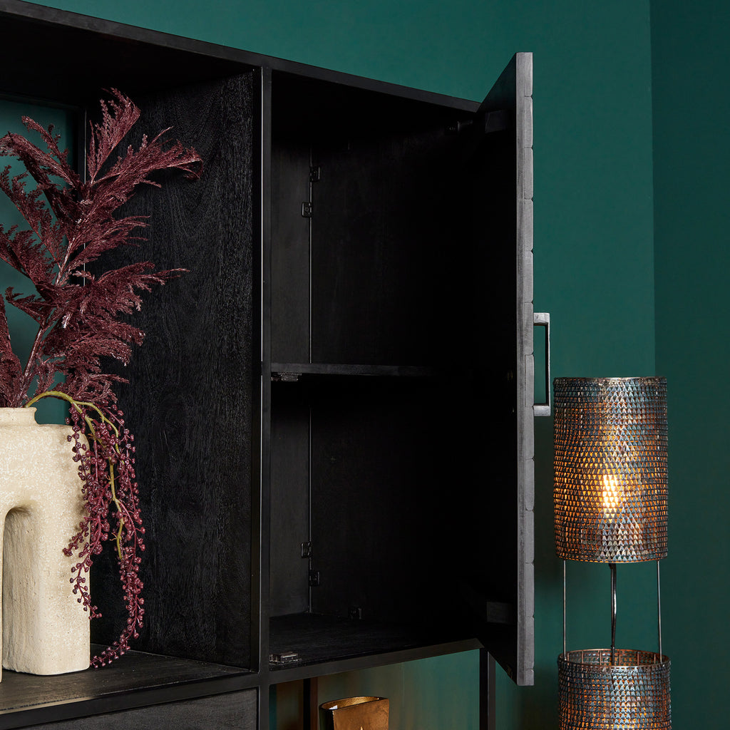 Regal Sydney XXL Schwarz 160x45x200 cm – Mangoholz im Fischgrätenmuster mit Schrankfunktion & viel Stauraum