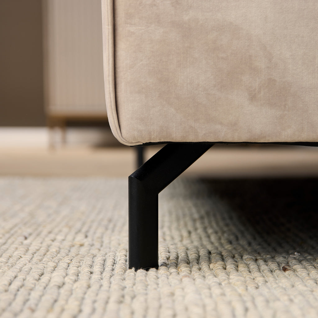 Sofa Famous&Glamor – moderne Eckcouch mit Lounge links & Ottomane rechts, 2,5-Sitzer in Samt Hellbeige von MeinLieblingsplatz