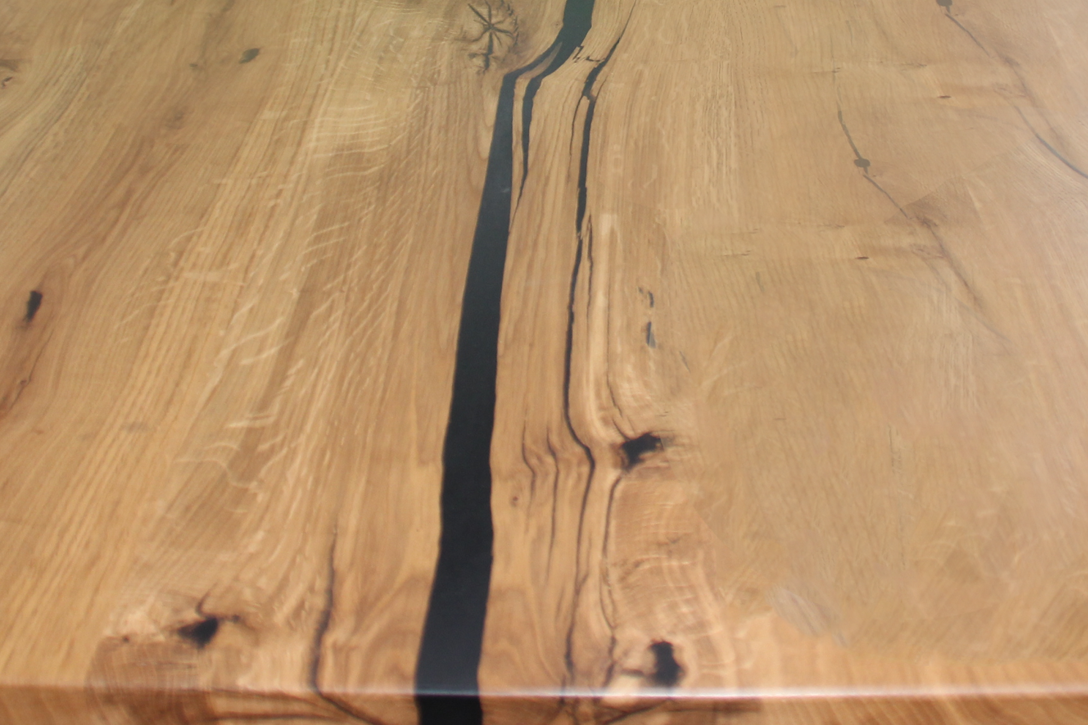 Eiche Epoxidharz Schwarz - Esstisch mit Baumkante - Spider Gestell | Unikat