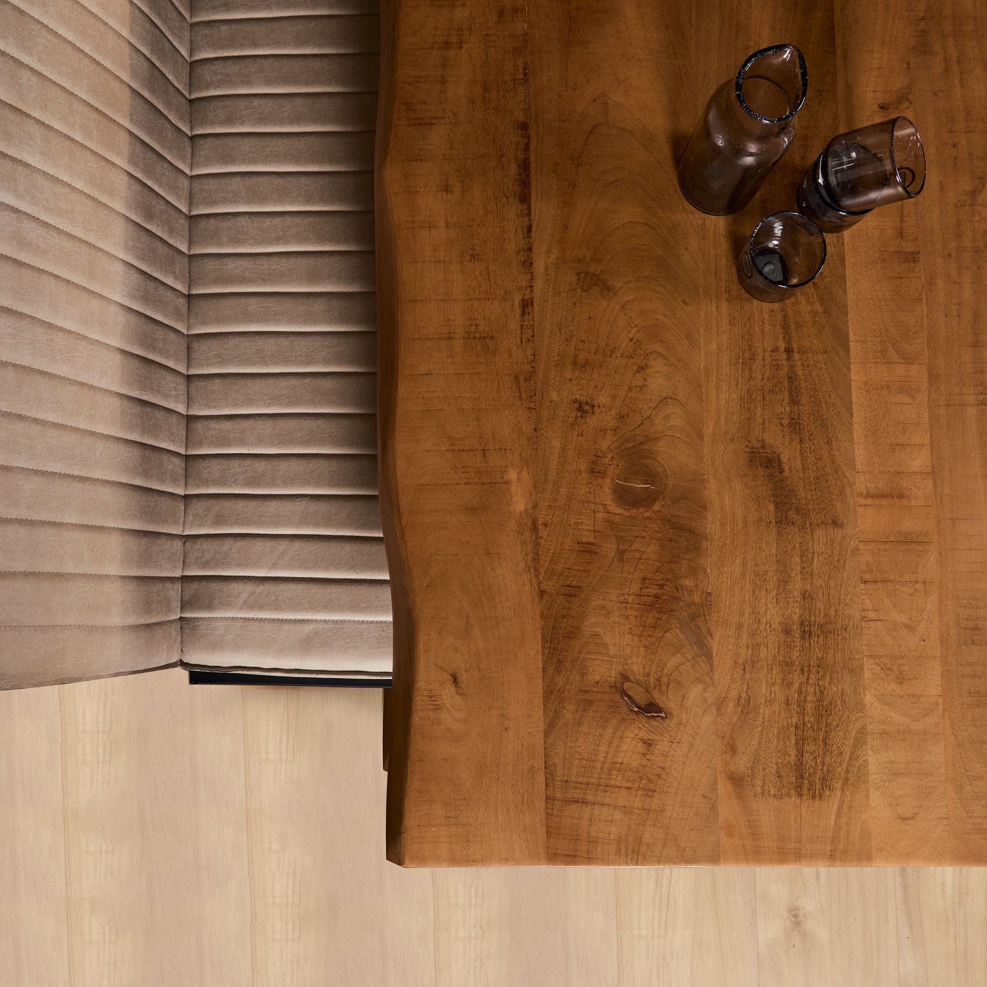 Esstisch Baltimore Natur – Baumstammtisch aus Mangoholz & Metall mit Matrixgestell, 220 x 100 x 76 cm, 6 cm Platte | Unikat mit Baumkante