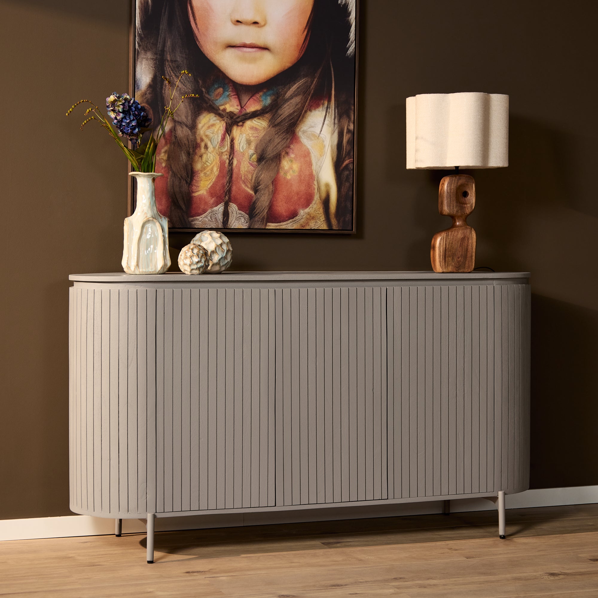 Kommode Sole – Mangoholz mit vertikalem Lattenmuster, 165 x 45 x 90 cm, modernes und zeitloses Design