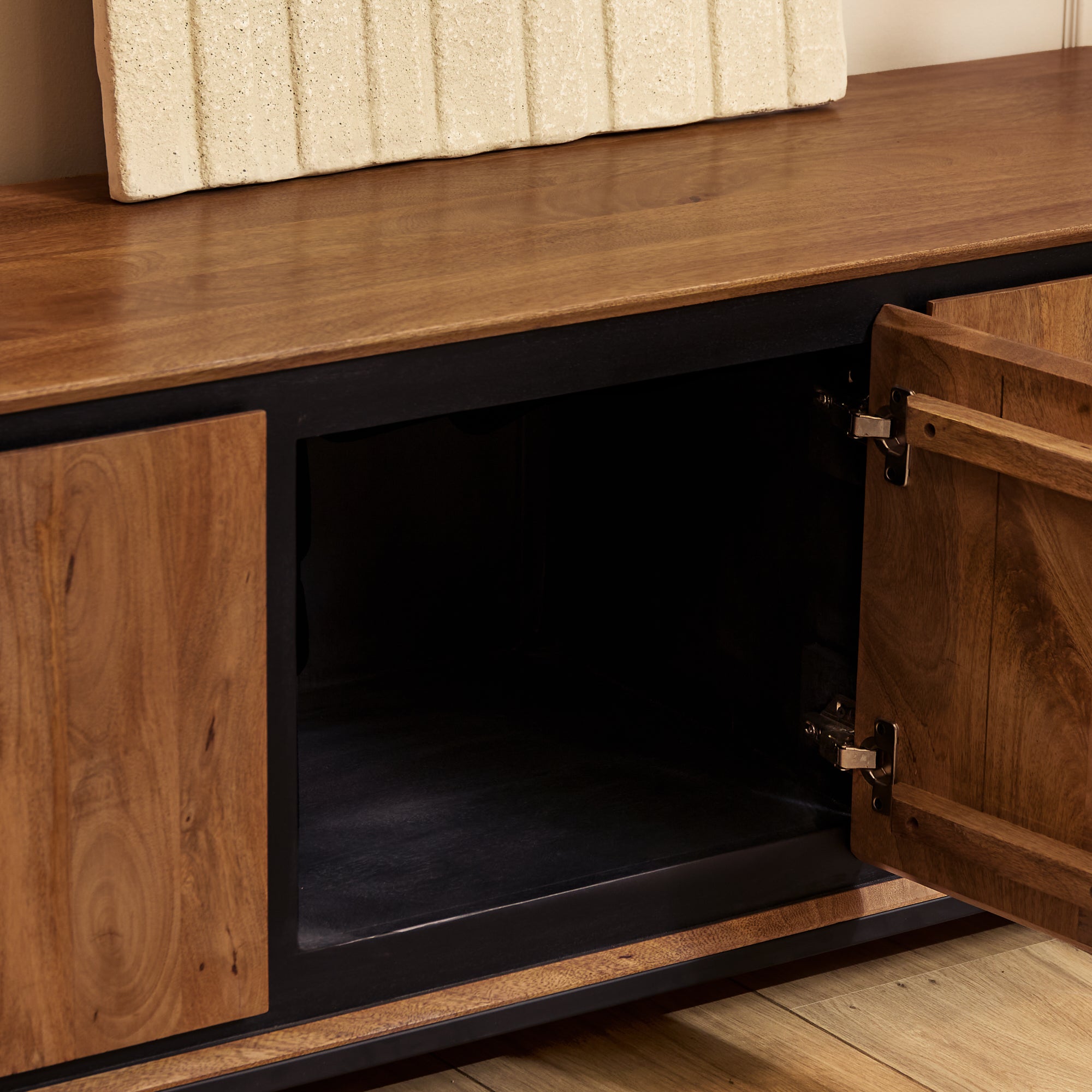 TV-Board Rois 150x45x55 cm – Massives Mangoholz mit schwarzem Metallrahmen & 3 grifflosen Türen