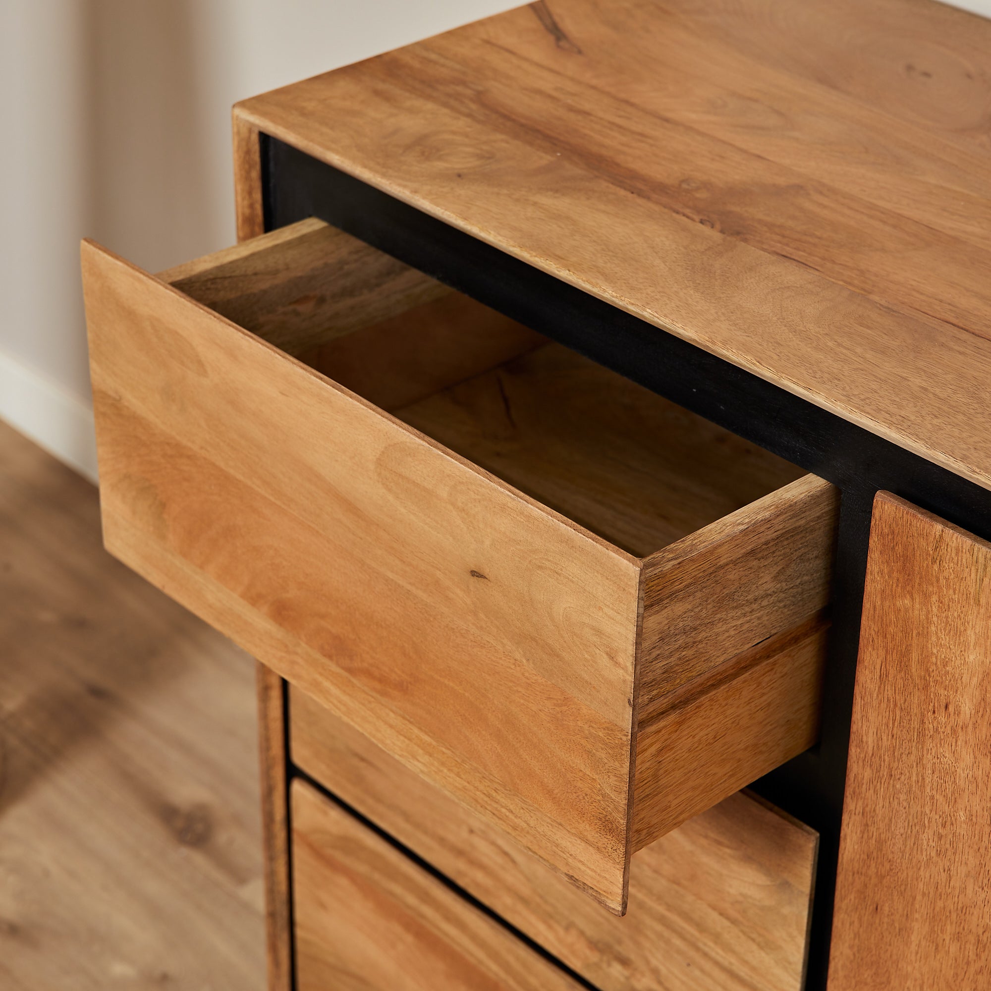 Kommode Rois – Sideboard aus Mangoholz & Metall mit Tür und 3 Schubladen, 100 x 45 x 85 cm