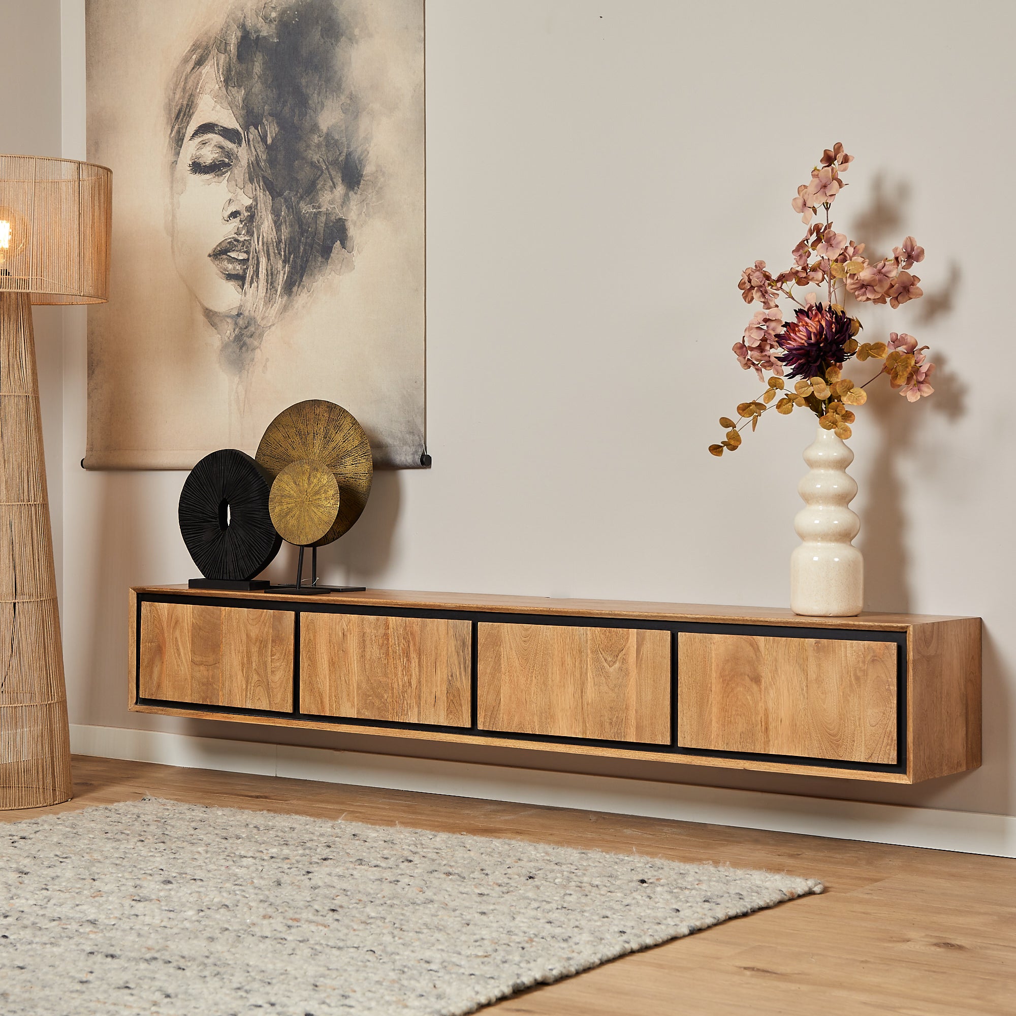 Schwebendes TV Board Rois 200x35x30 cm – Mangoholz Lowboard mit Strukturfront, 4 grifflosen Türen & schwarzem Metall