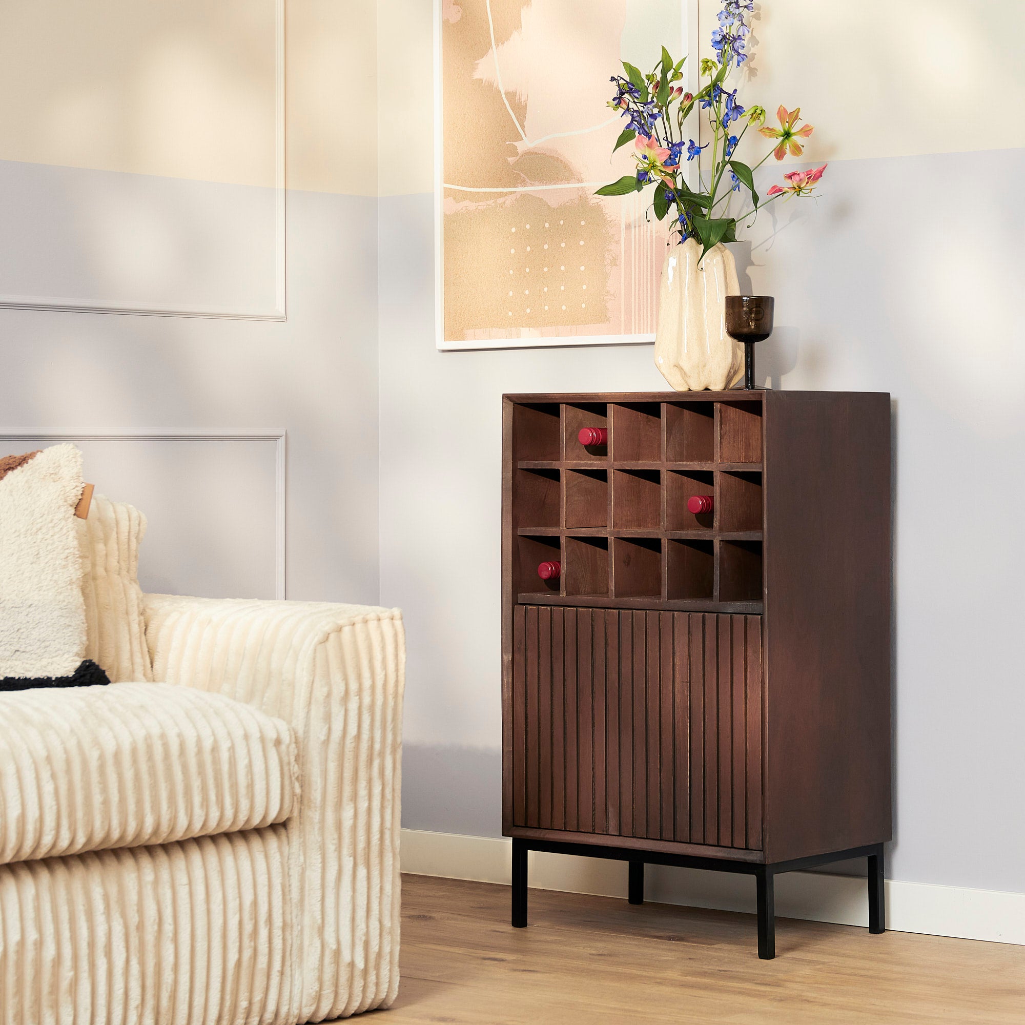 Weinregal Mandy Braun – Mangoholz mit Metallrahmen, Lamellentür & 15 Flaschenfächer, 55 x 35 x 90 cm