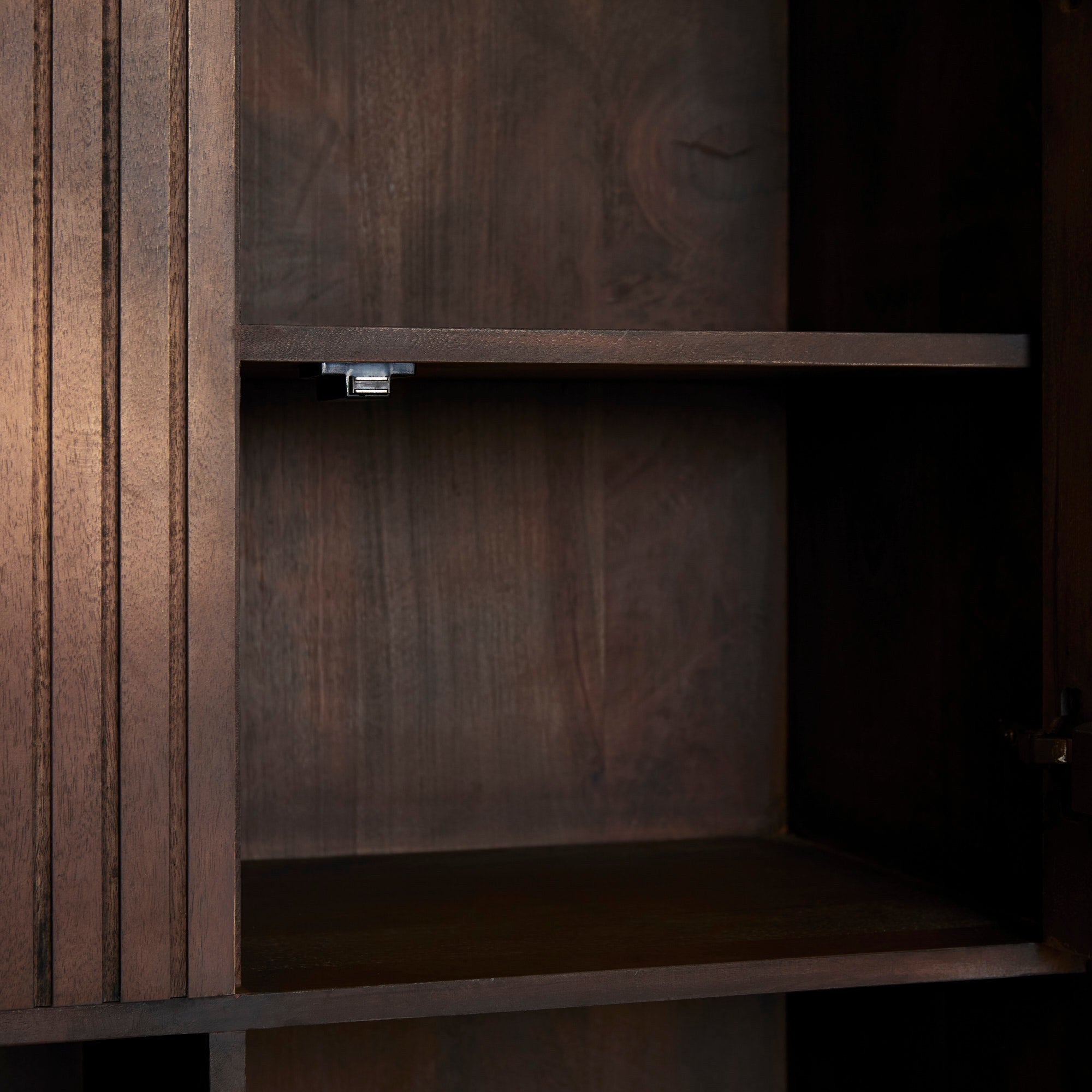 Regal Mandy Braun XL 135x45x200 cm – Massiver Mangoholz Schrank mit Lamellen, 6 Türen & 5 offene Fächer im braunen Finish & Metallrahmen