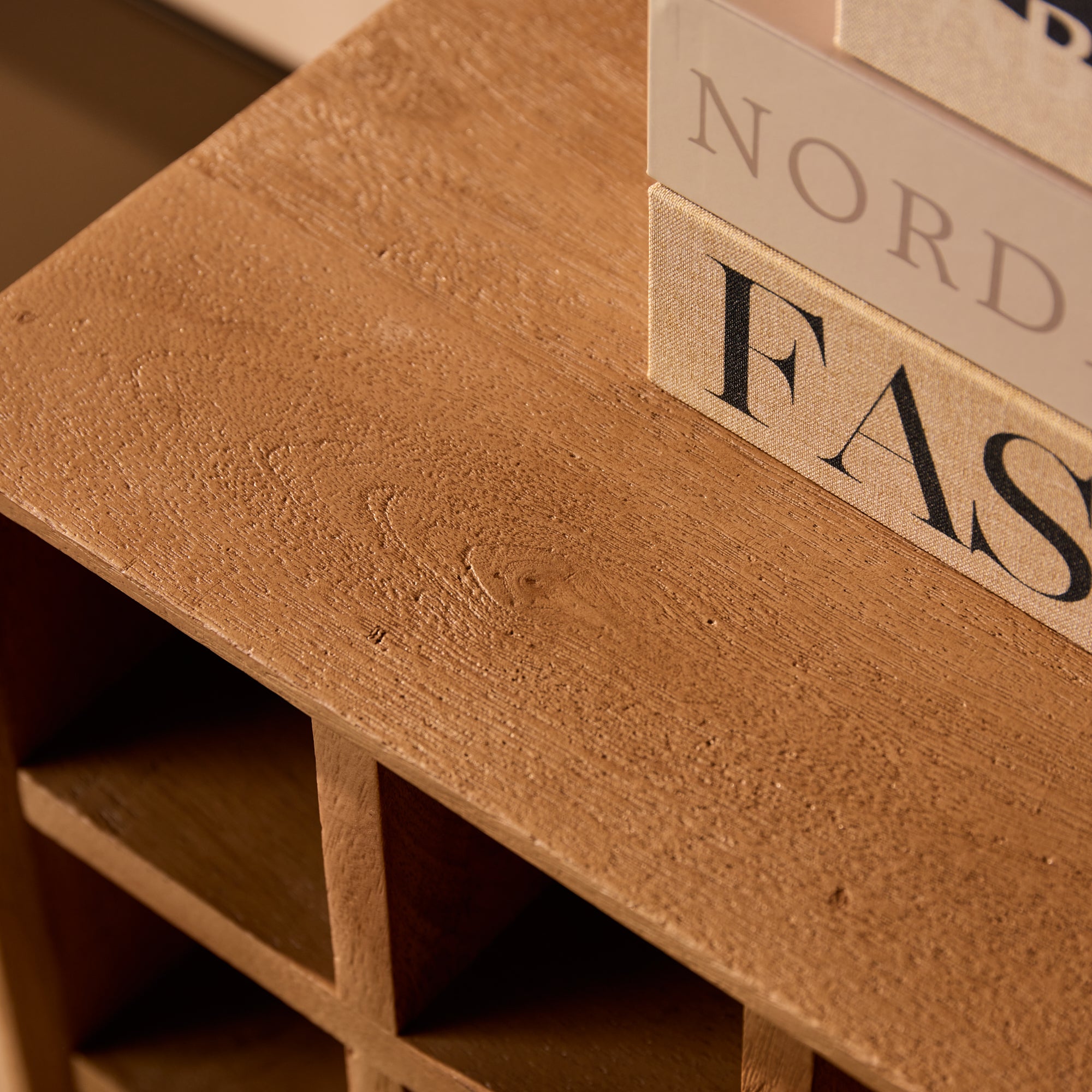 Weinkommode Mandy Natur – Weinschrank aus Mangoholz mit 15 Fächern & Tür mit Lamellenmuster, 55 x 35 x 90 cm