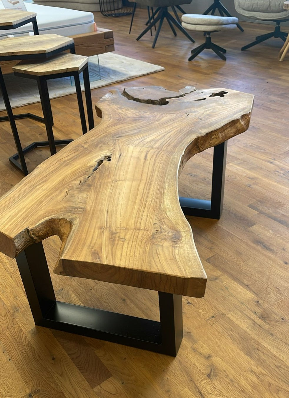 Couchtisch aus Teakholz mit Baumkante und U-Gestell