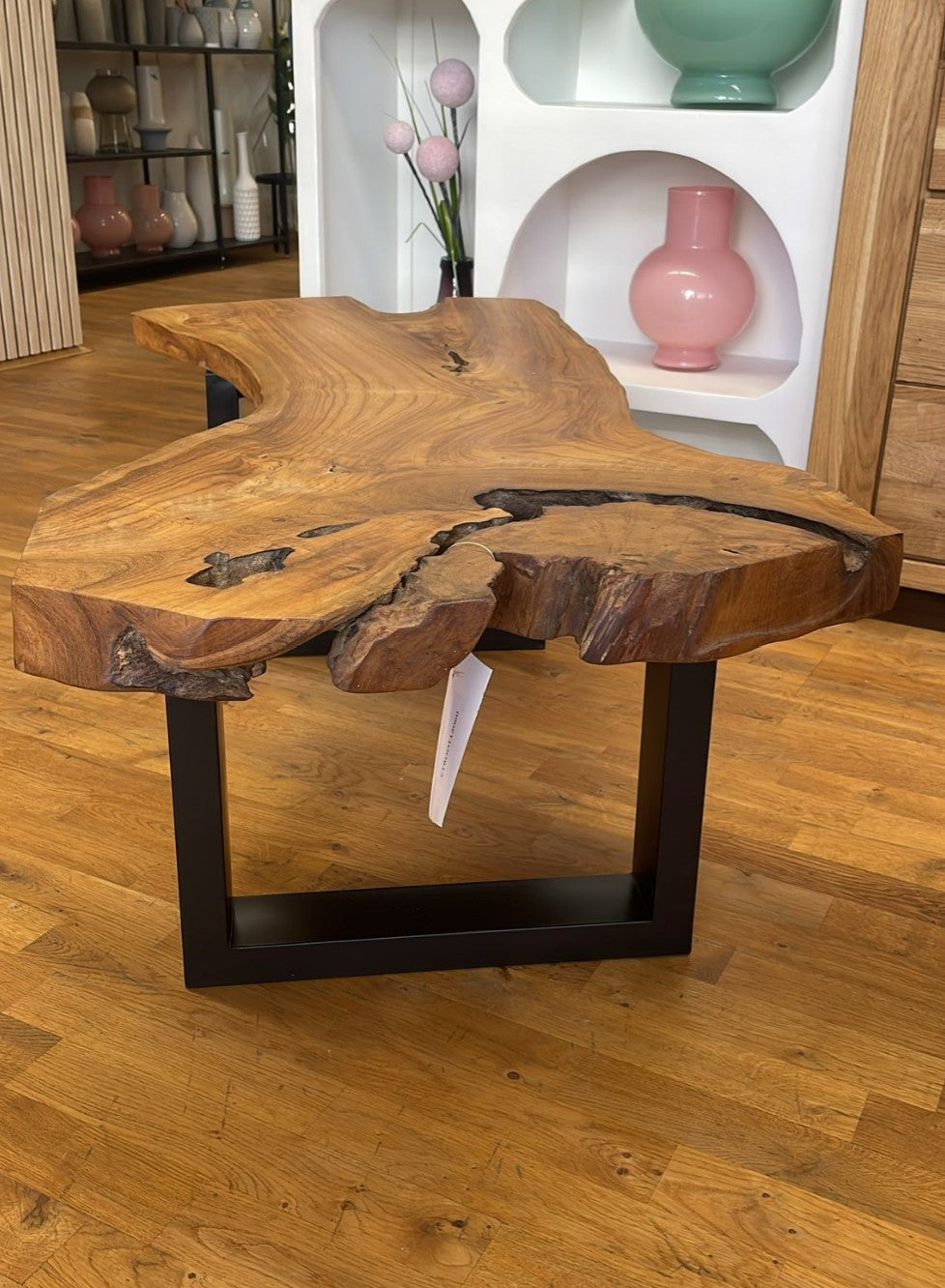 Couchtisch aus Teakholz mit Baumkante und U-Gestell