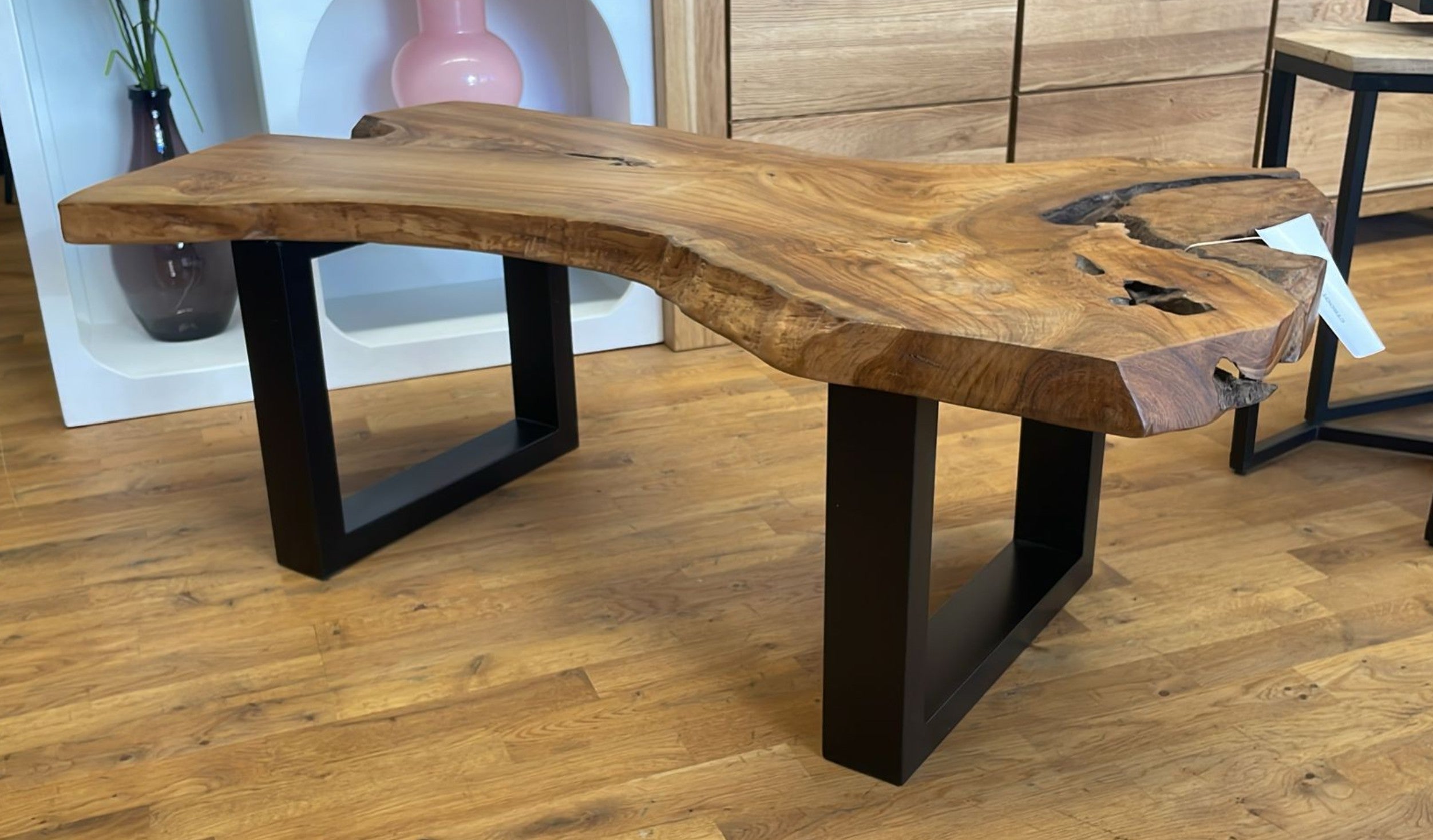 Couchtisch aus Teakholz mit Baumkante und U-Gestell