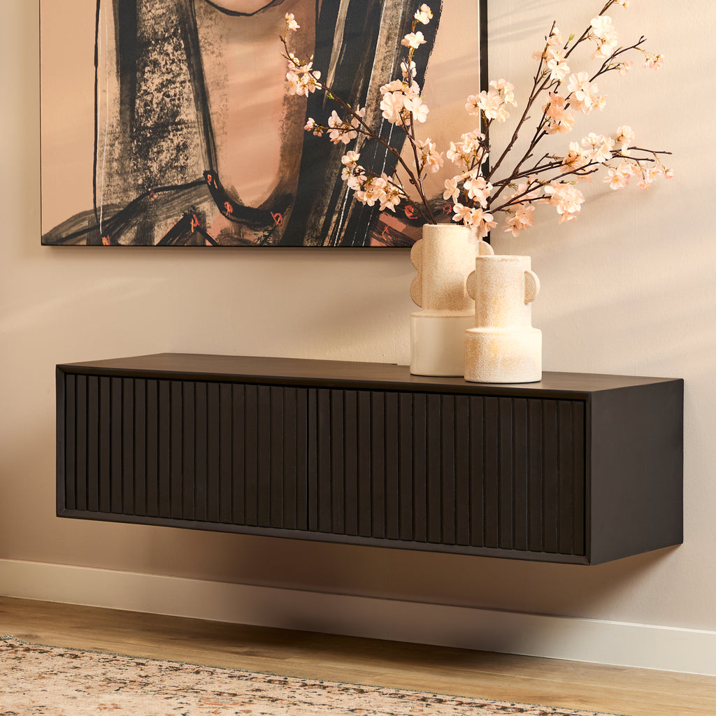 TV-Board Mandy Schwarz schwebend – 120×35×30 cm, Mangoholz mit vertikalem Lattenmuster & Push-to-Open