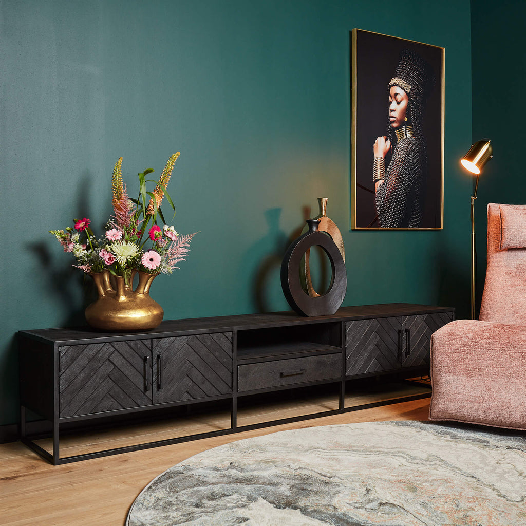 TV Board Sydney Schwarz – Lowboard aus Mangoholz & Metall mit Fischgrätmuster, 4 Türen, 1 Schublade & Fach, 240 x 45 x 50 cm