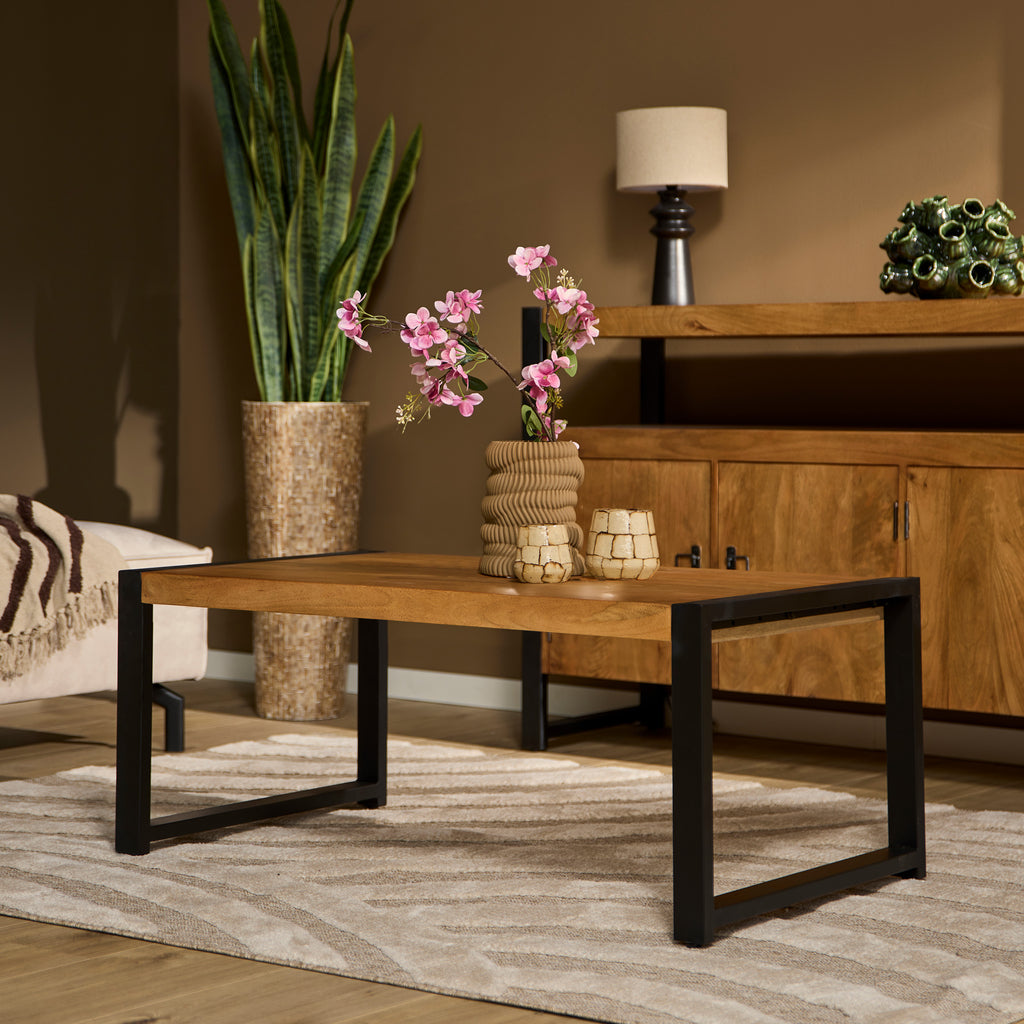 Couchtisch Bori Natur – Rechteckiger Mangoholz-Tisch mit schwarzem Metallgestell, 110×60×45 cm