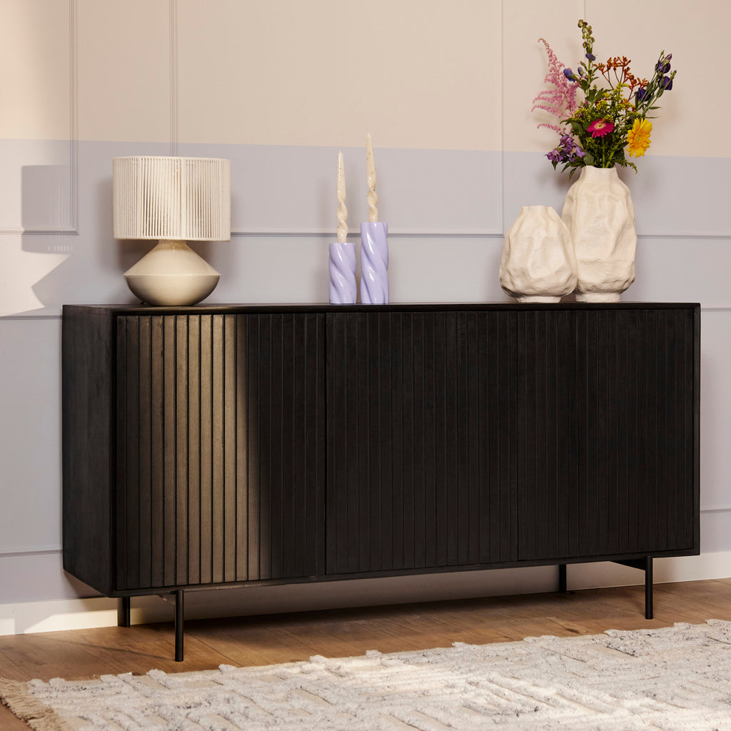 Sideboard Mandy Schwarz – Mangoholz mit Metallrahmen, 3 Türen im Latten-Design, 165 x 45 x 85 cm