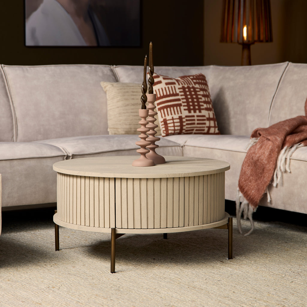 Couchtisch Mandy Sand 80x80x40 cm – Mangoholz mit Sandfinish, 2 Schubladen & bronzefarbenem Metallgestell