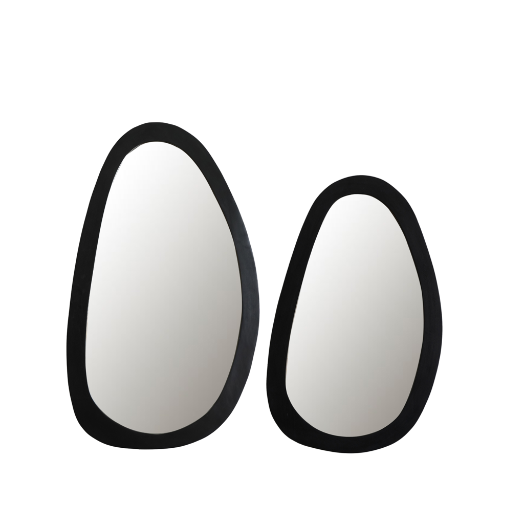 Spiegel Leli – Wandspiegel aus Mangoholz in Schwarz, organische Form, 60 x 3 x 100 cm