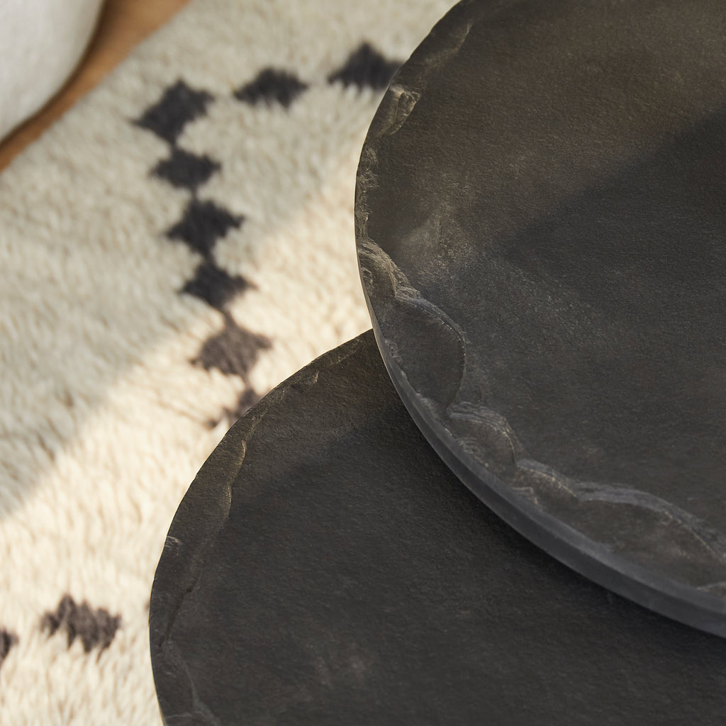 Couchtisch 2er Set Ora Schwarz – runde Wohnzimmertische mit Kalksteinplatte & Metallgestell