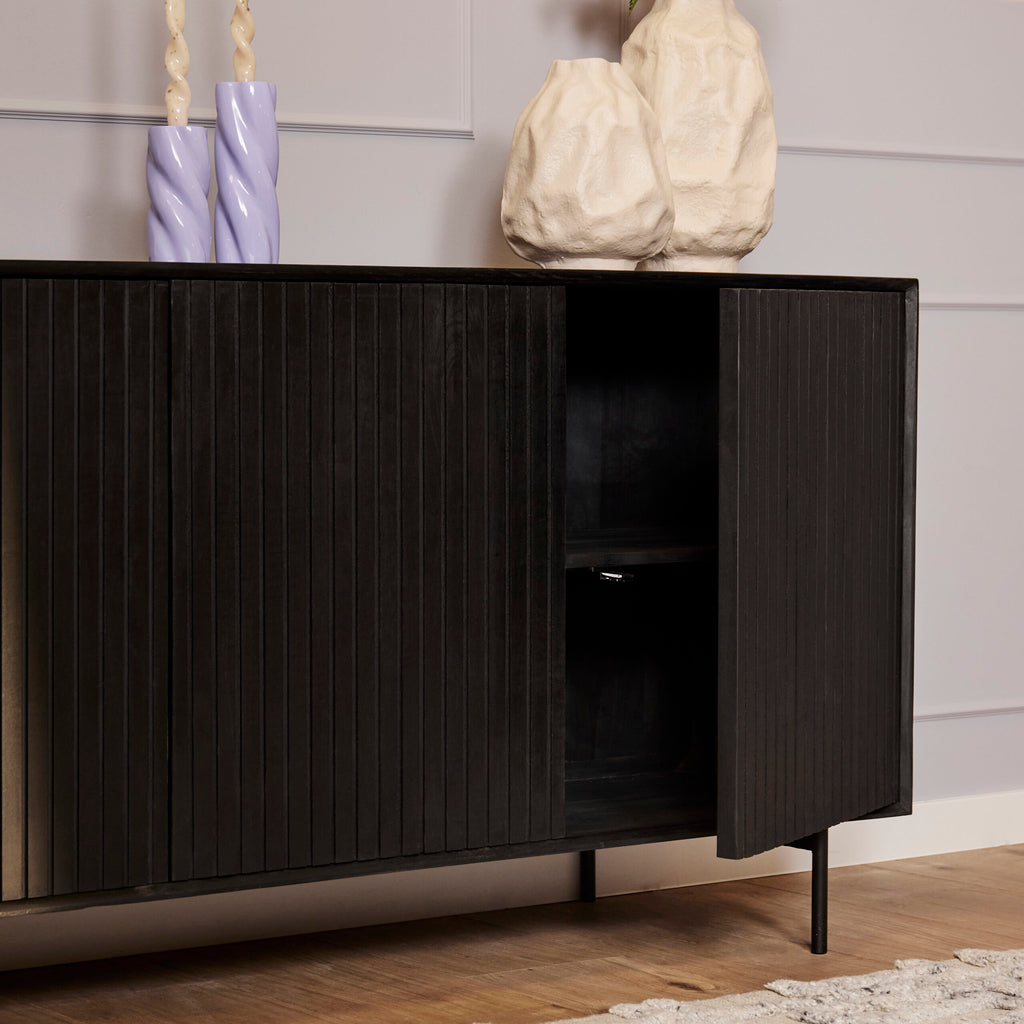 Sideboard Mandy Schwarz – Mangoholz mit Metallrahmen, 3 Türen im Latten-Design, 165 x 45 x 85 cm