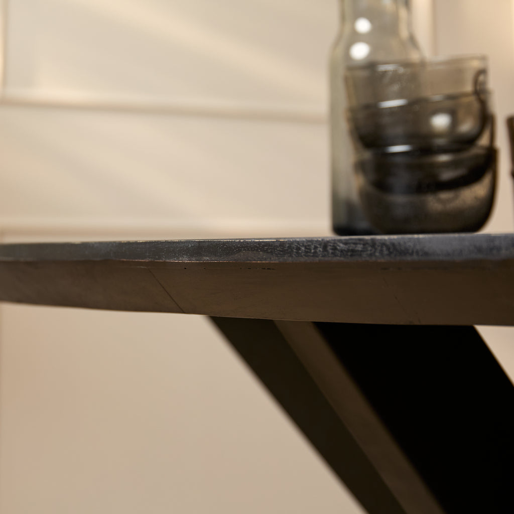 Esstisch Jacky Schwarz Oval – Massivholztisch aus Mangoholz mit schwarzem Metallgestell, 160 x 90 x 76 cm, 6 cm Platte