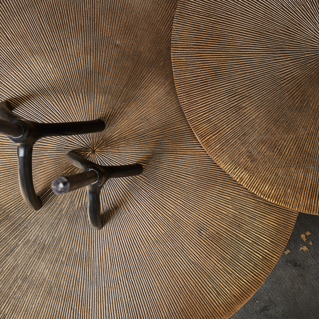 Kate Couchtisch 80 cm – runder Aluminium Tisch mit antik goldener Platte & schwarzem Eisengestell, 80×80×35 cm