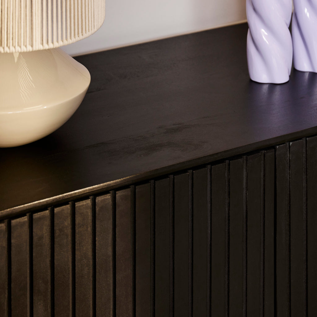 Sideboard Mandy Schwarz – Mangoholz mit Metallrahmen, 3 Türen im Latten-Design, 165 x 45 x 85 cm