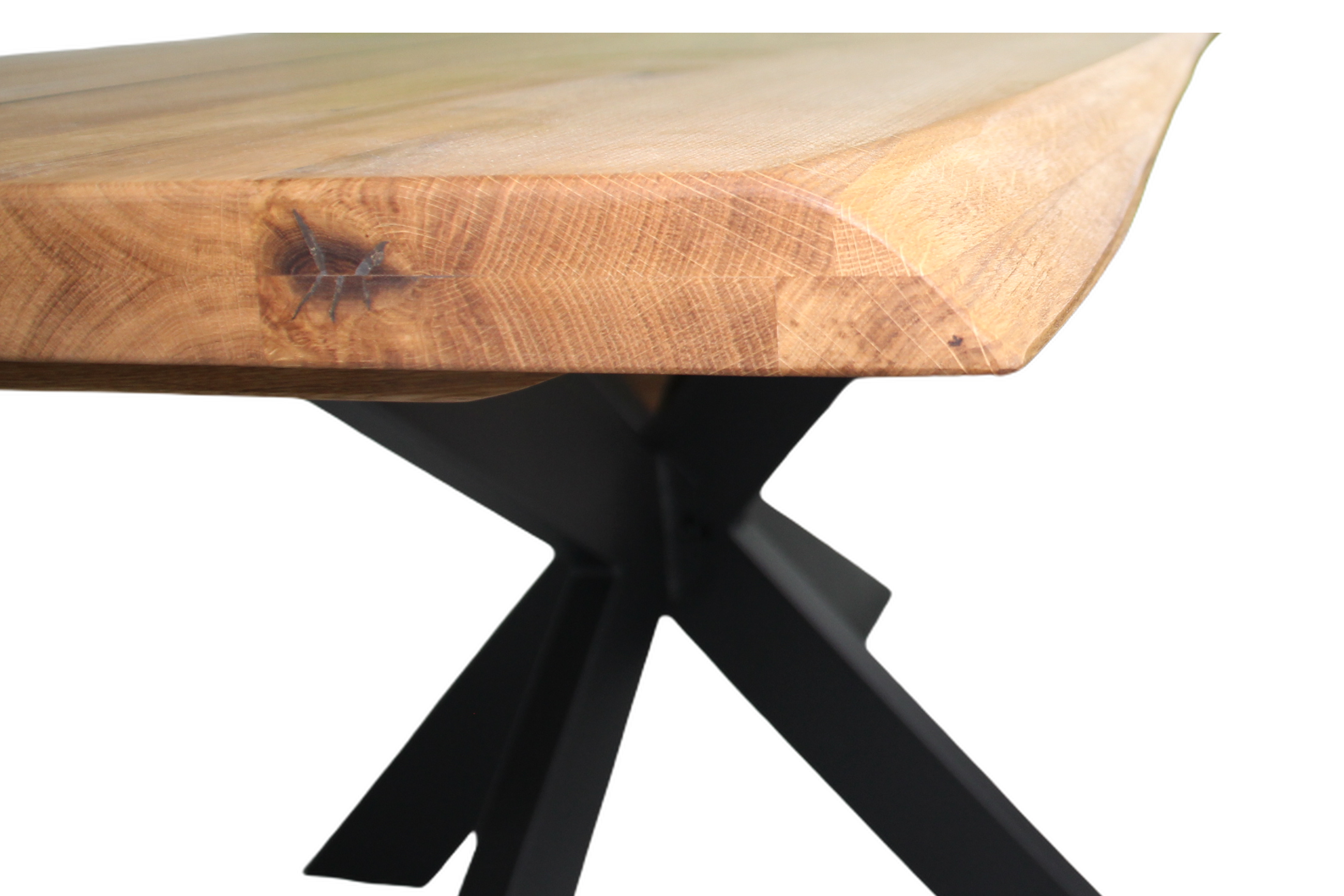 Eiche Epoxid Harz Schwarz - Esstisch mit gedrehter Baumkante - Spider Gestell | Unikat