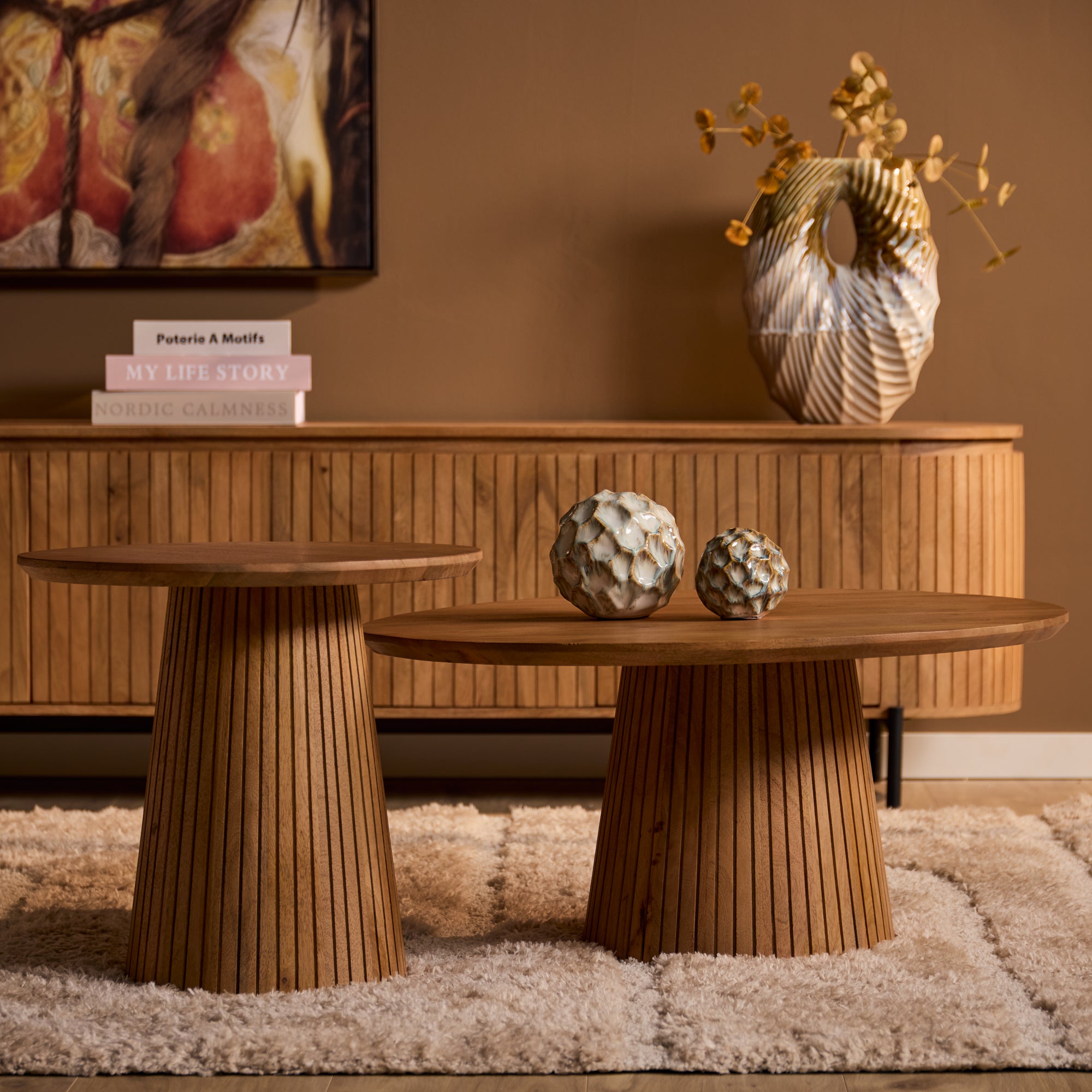 Couchtisch Sole 50x50x46 cm – Runder Wohnzimmertisch aus Mangoholz Natur mit modernem Lattenmuster