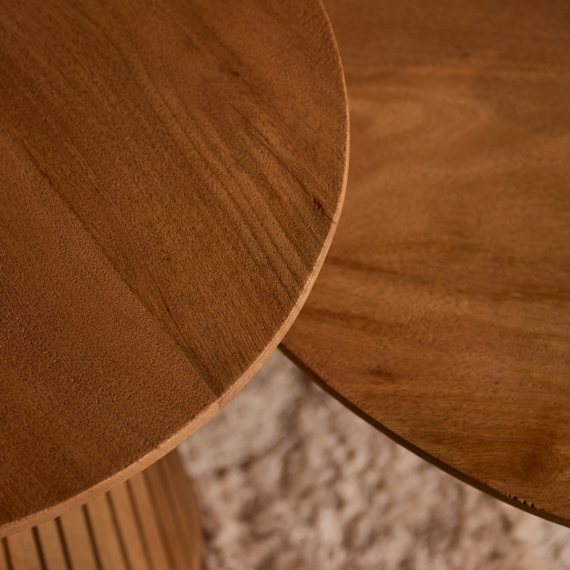 Couchtisch Sole 50x50x46 cm – Runder Wohnzimmertisch aus Mangoholz Natur mit modernem Lattenmuster