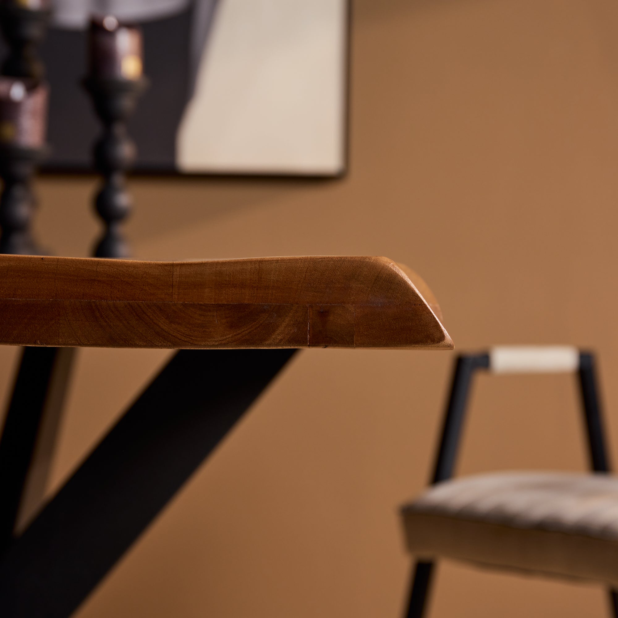 Esstisch Baltimore Natur – Baumstammtisch aus Mangoholz & Metall mit Matrixgestell, 220 x 100 x 76 cm, 6 cm Platte | Unikat mit Baumkante