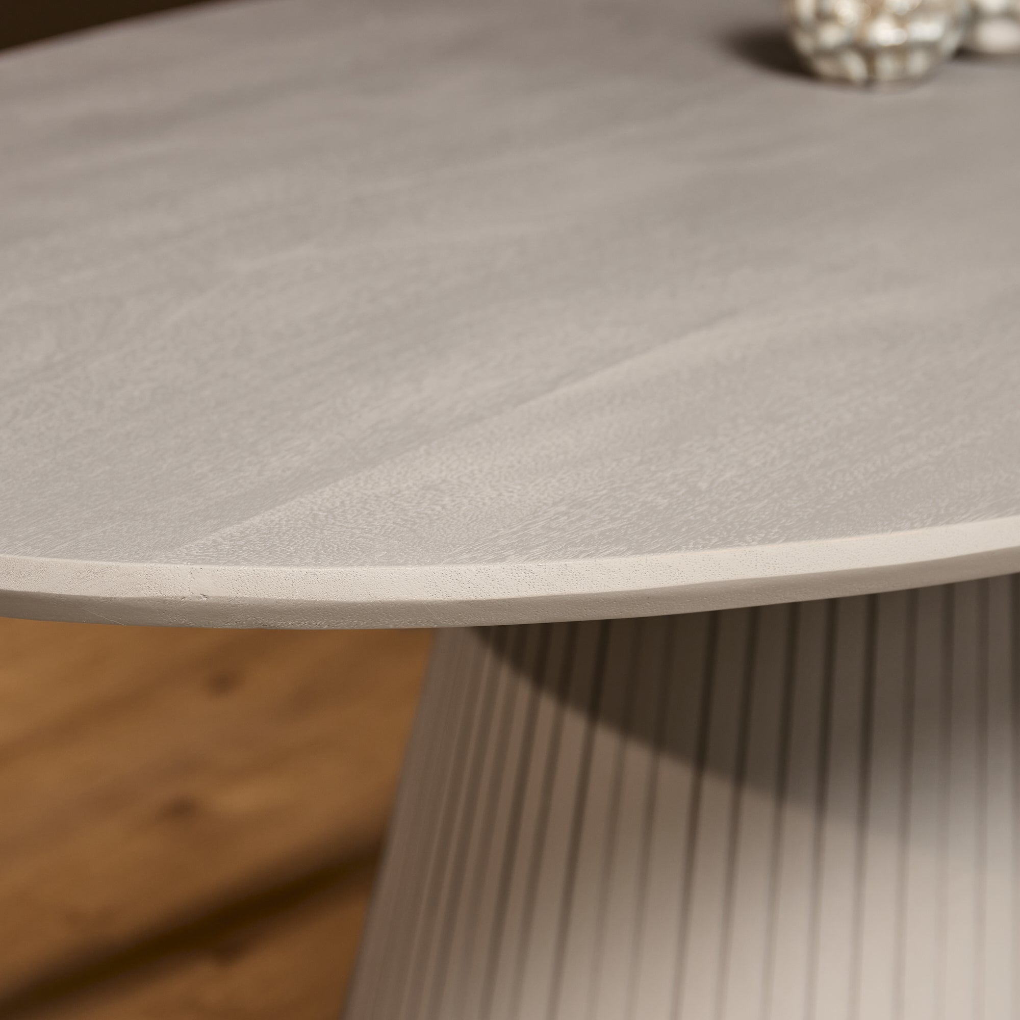 Esstisch Sole Taupe 240x120x76 cm – Ovaler Tisch aus Mangoholz mit modernem Lattenmuster