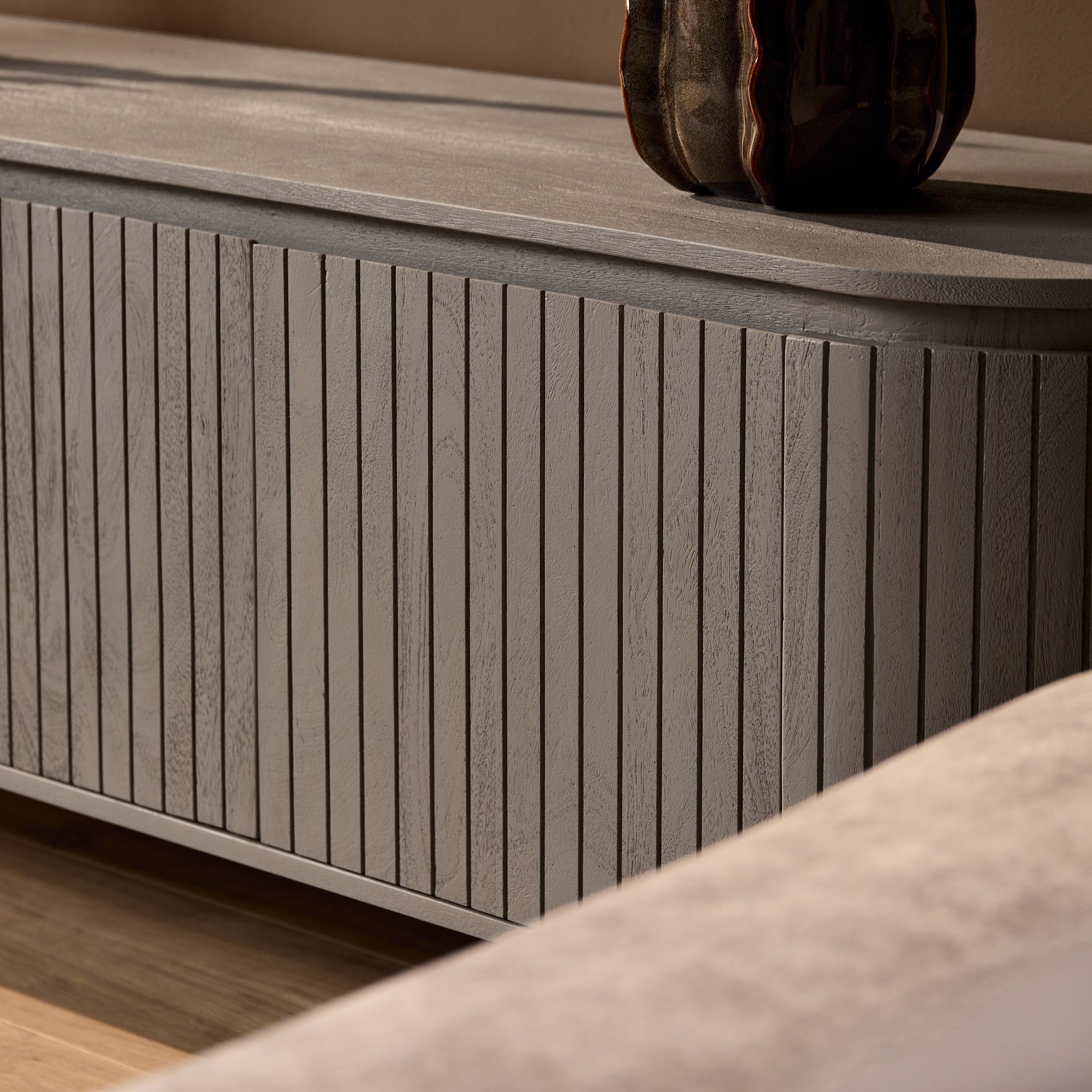 TV-Board Sole – Modernes Lowboard mit vertikalen Lamellen & Stauraum, 210 x 45 x 55 cm