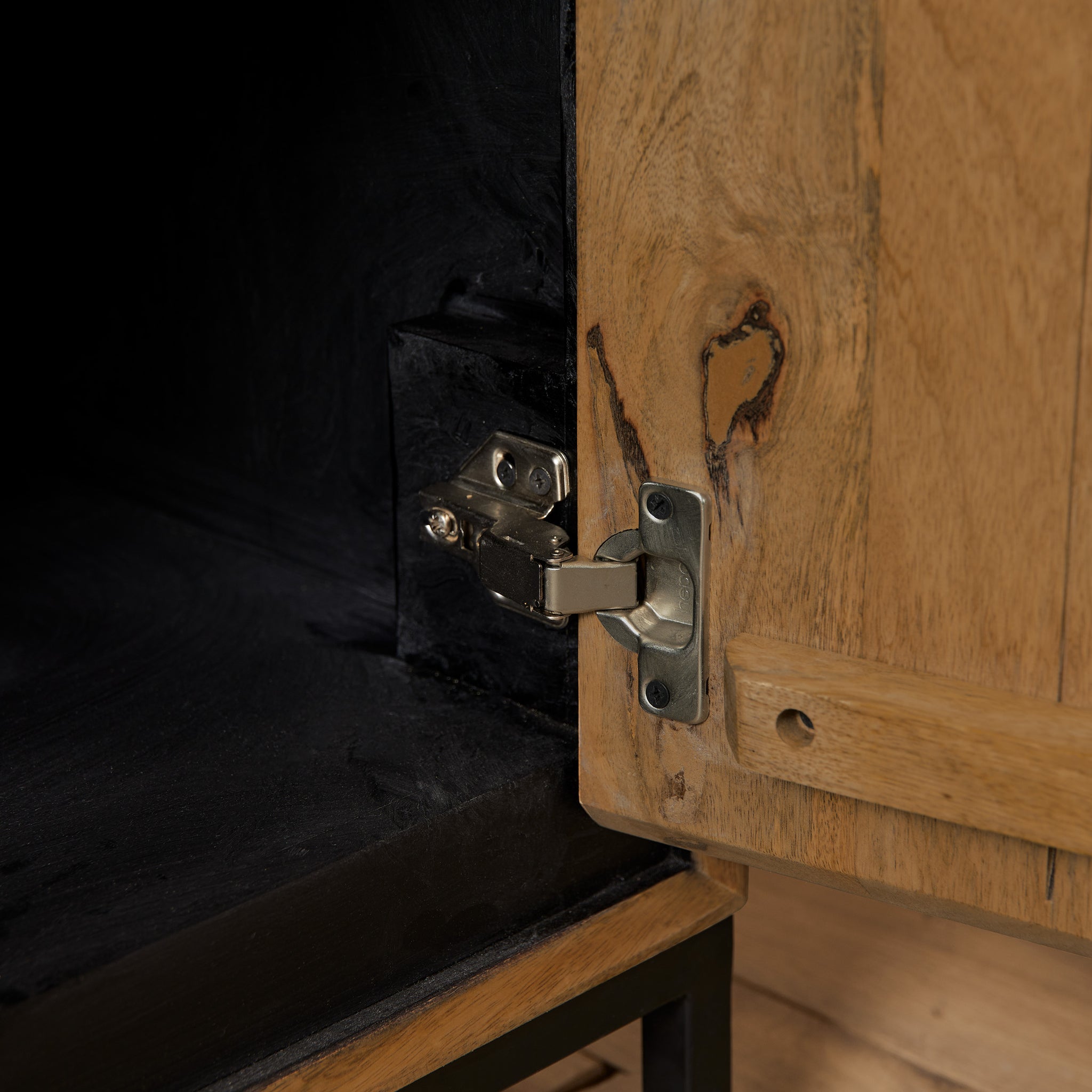 TV-Kommode Rois – Mangoholz Lowboard mit schwarzem Metallrahmen, 120×55×45 cm, 2 grifflosen Türen im modernen Design