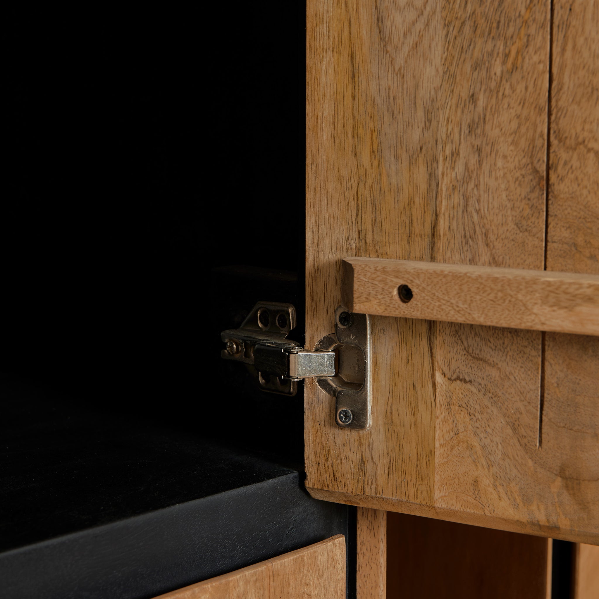 Bücherregal Rois – Mangoholz Aufbewahrungsschrank 60×220×45 cm mit Metallrahmen & 2 grifflosen Türen, modernes Design