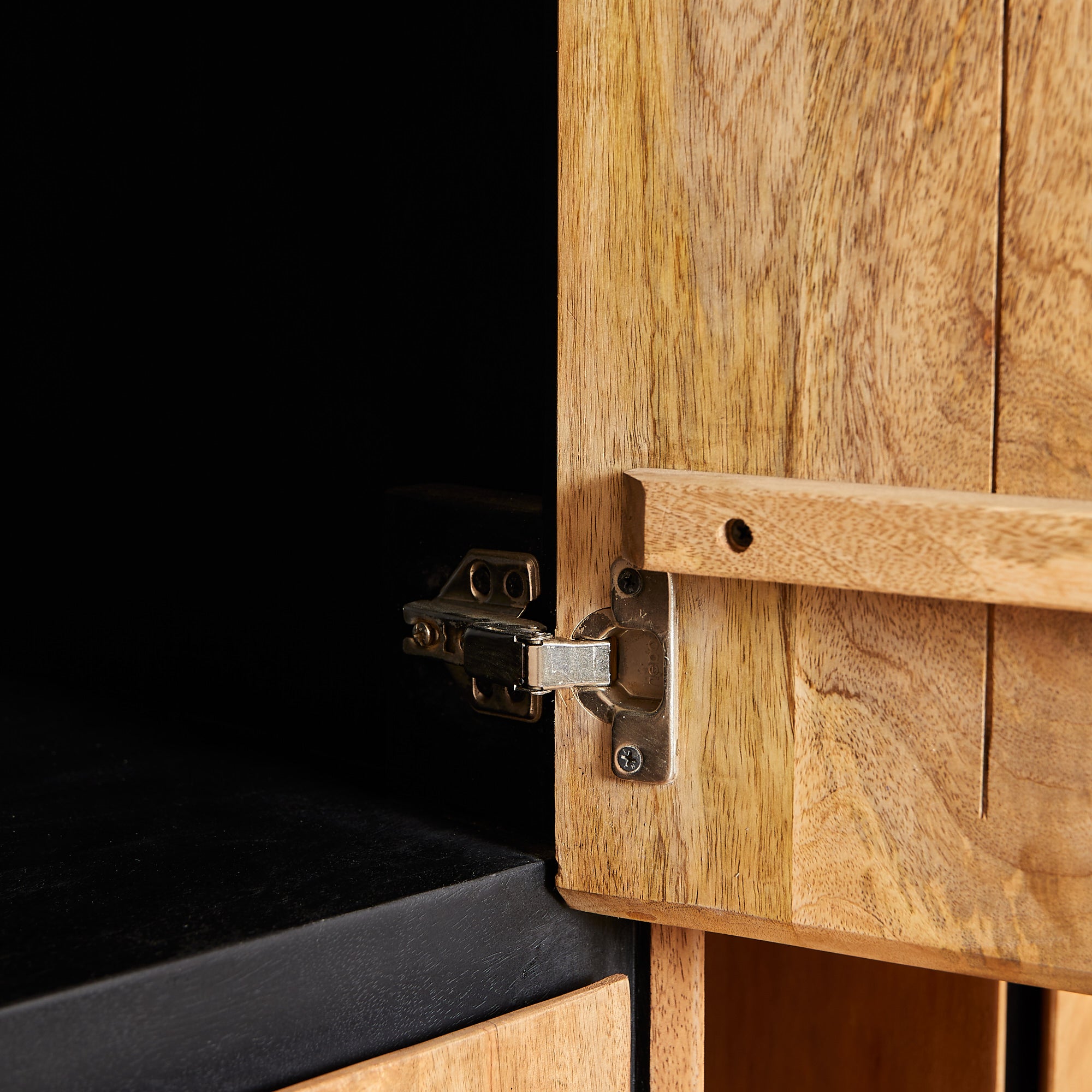 Bücherregal Rois – Mangoholz Aufbewahrungsschrank 60×220×45 cm mit Metallrahmen & 2 grifflosen Türen, modernes Design